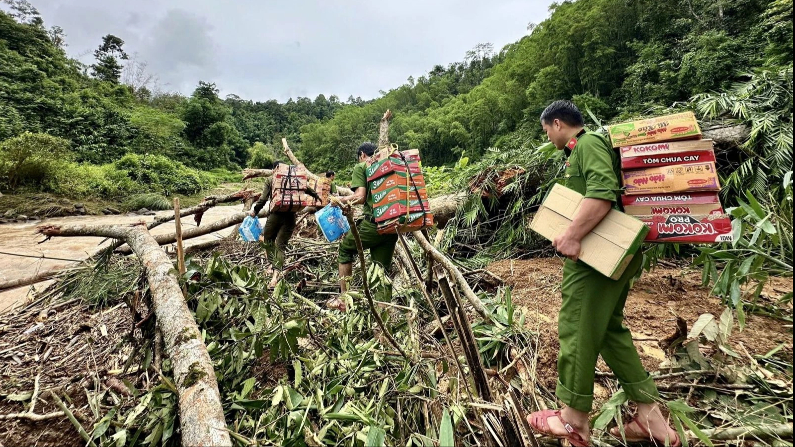 Công an cõng mì tôm cứu trợ dân cô lập tại bản Pa , xã Tam Thanh - Ảnh 1. Công an cõng mì tôm cứu trợ dân cô lập tại bản Pa , xã Tam Thanh - Ảnh 1.
