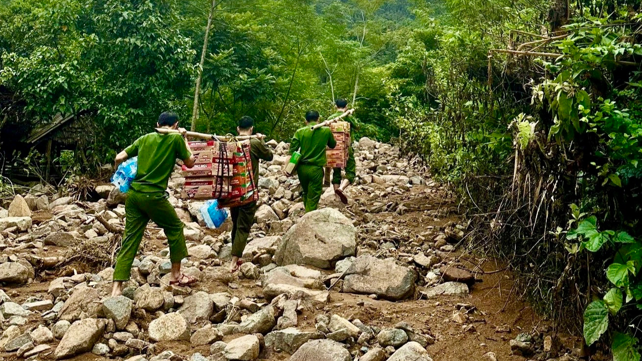 Công an cõng mì tôm cứu trợ dân cô lập tại bản Pa , xã Tam Thanh - Ảnh 2. Công an cõng mì tôm cứu trợ dân cô lập tại bản Pa , xã Tam Thanh - Ảnh 2.