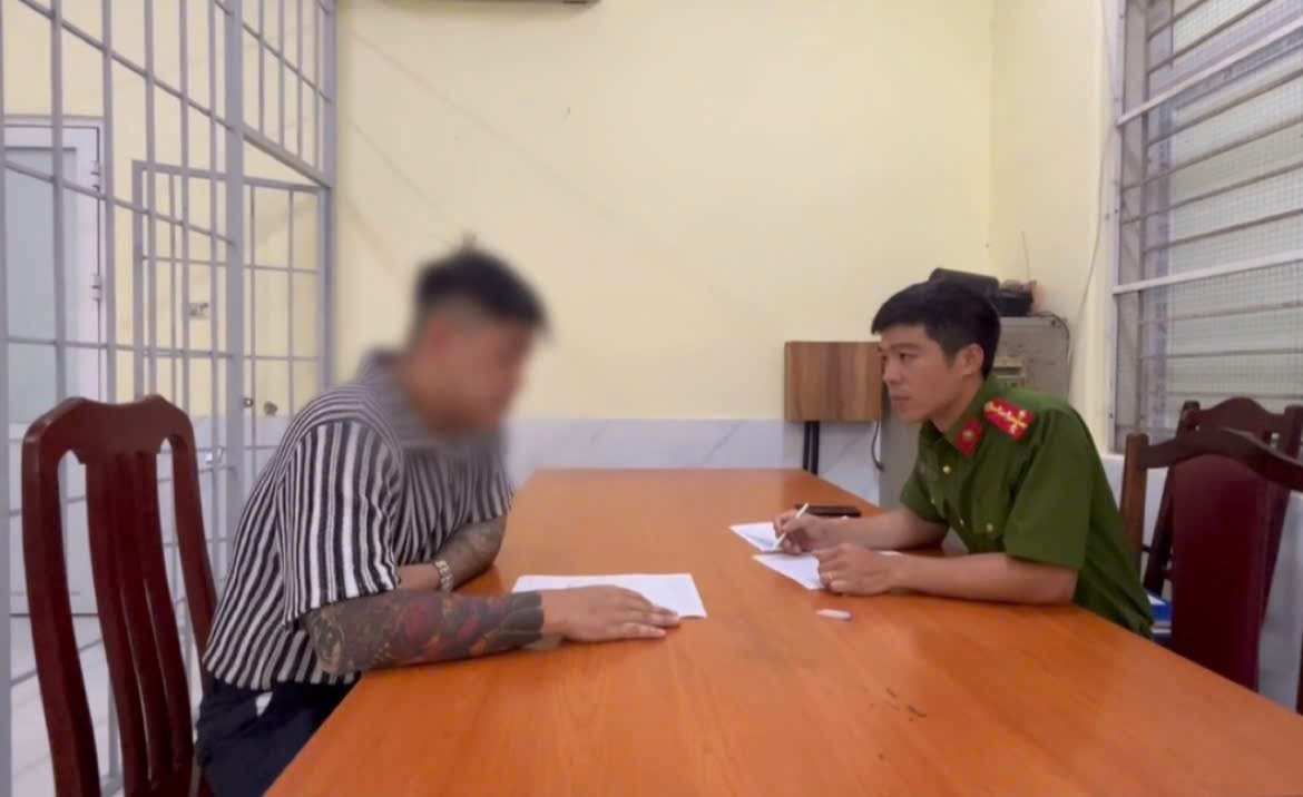 Xử lý nam thanh niên xăm trổ gây rối tại chốt A80 - Ảnh 2.