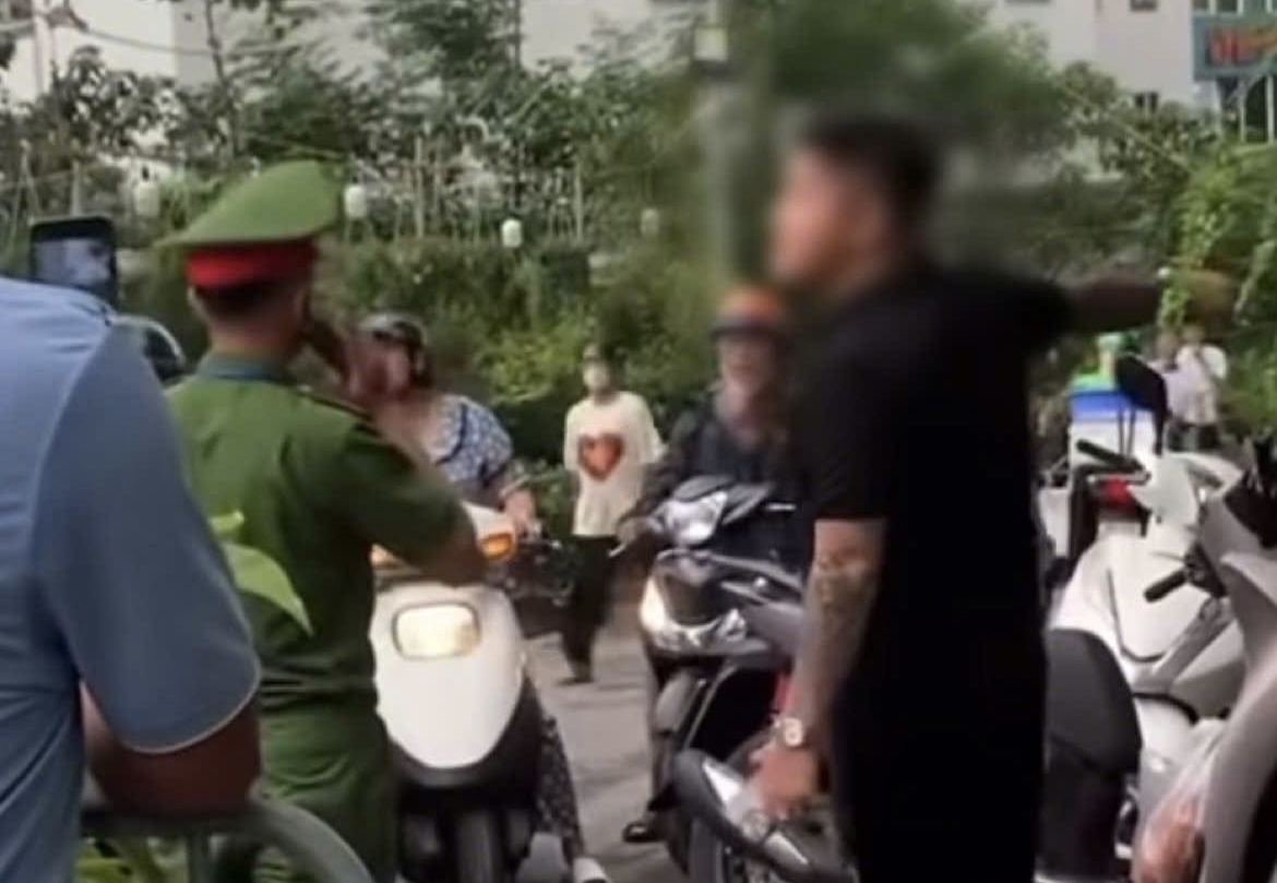 Xử lý nam thanh niên xăm trổ gây rối tại chốt A80 - Ảnh 1.