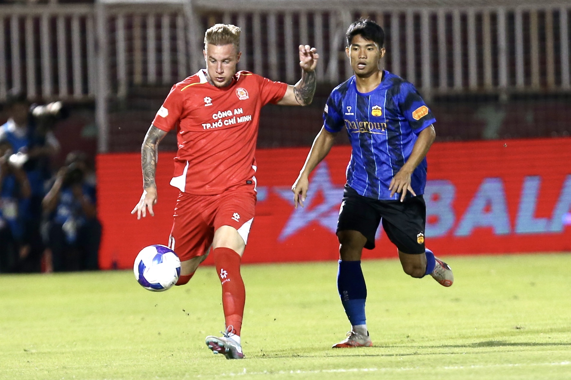 Goalkeeper Trung Kien 'ran out of magic', HAGL fell to Ho Chi Minh City Police Club in the naval battle - Photo 2. Thủ môn Trung Kiên 'hết phép', HAGL gục ngã trước CLB Công an TP.HCM trong trận thủy chiến- Ảnh 2.