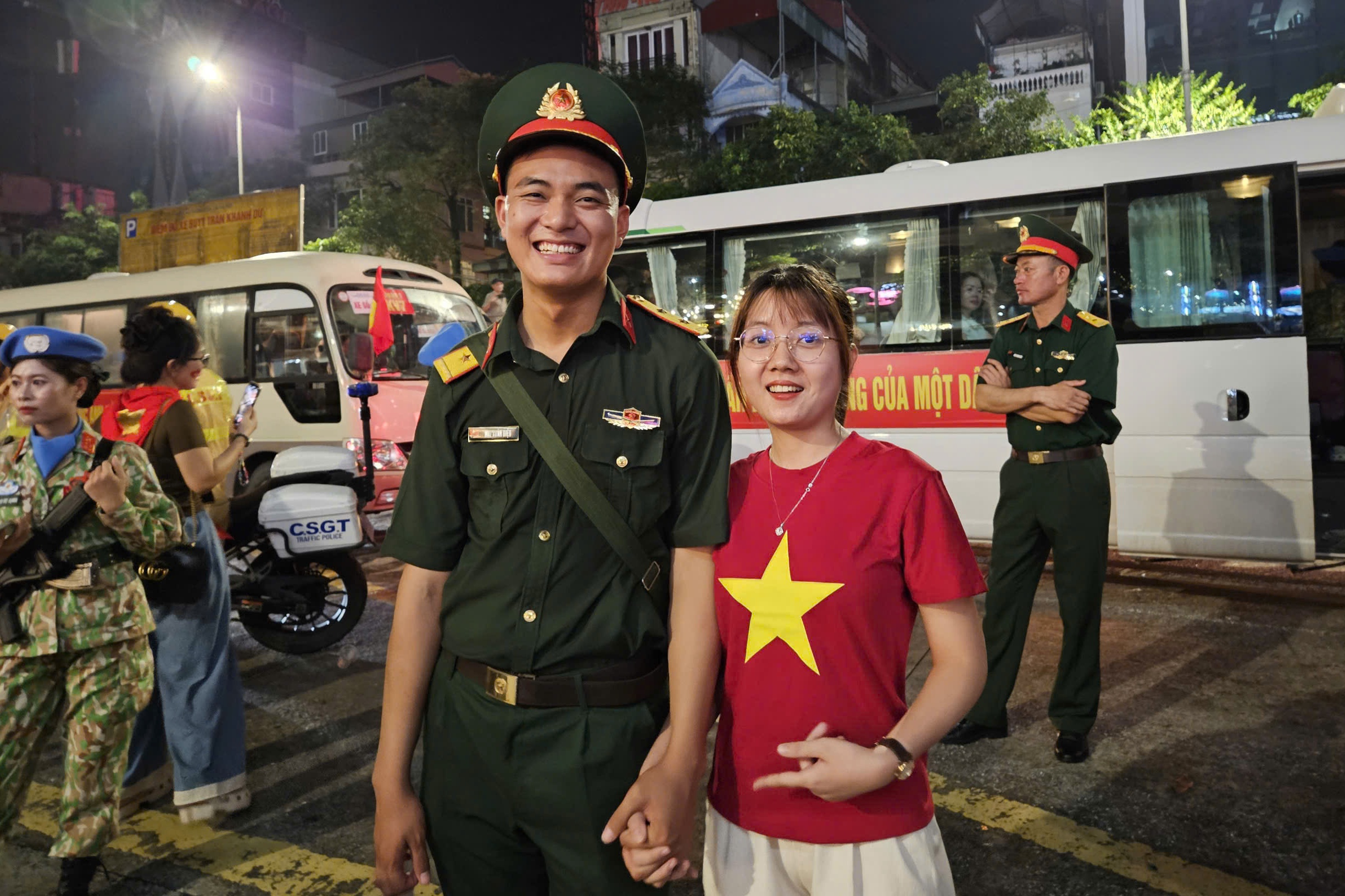 Niềm vui của người vợ khi lần đầu được chồng quân nhân nắm tay giữa phố đông- Ảnh 1. Niềm vui của người vợ khi lần đầu được chồng quân nhân nắm tay giữa phố đông- Ảnh 1.
