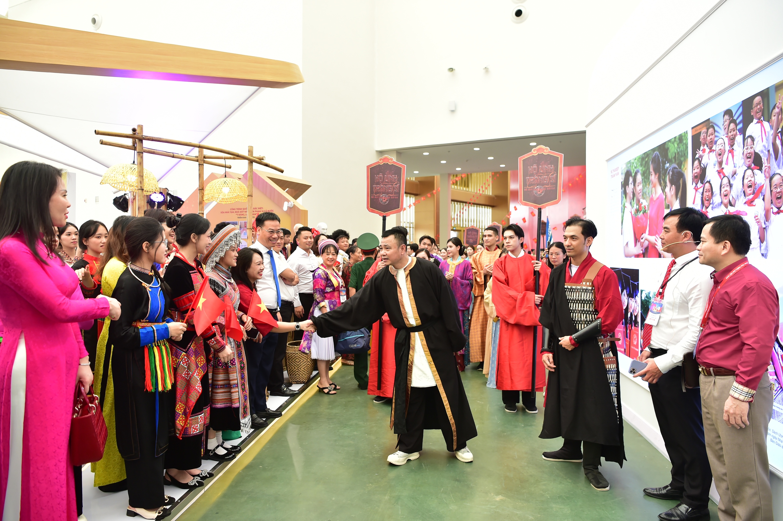 NSND Tự Long là tráng sĩ thứ hai sau Johnny Trí Nguyễn trong 'Hộ linh tráng sĩ' - Ảnh 1.