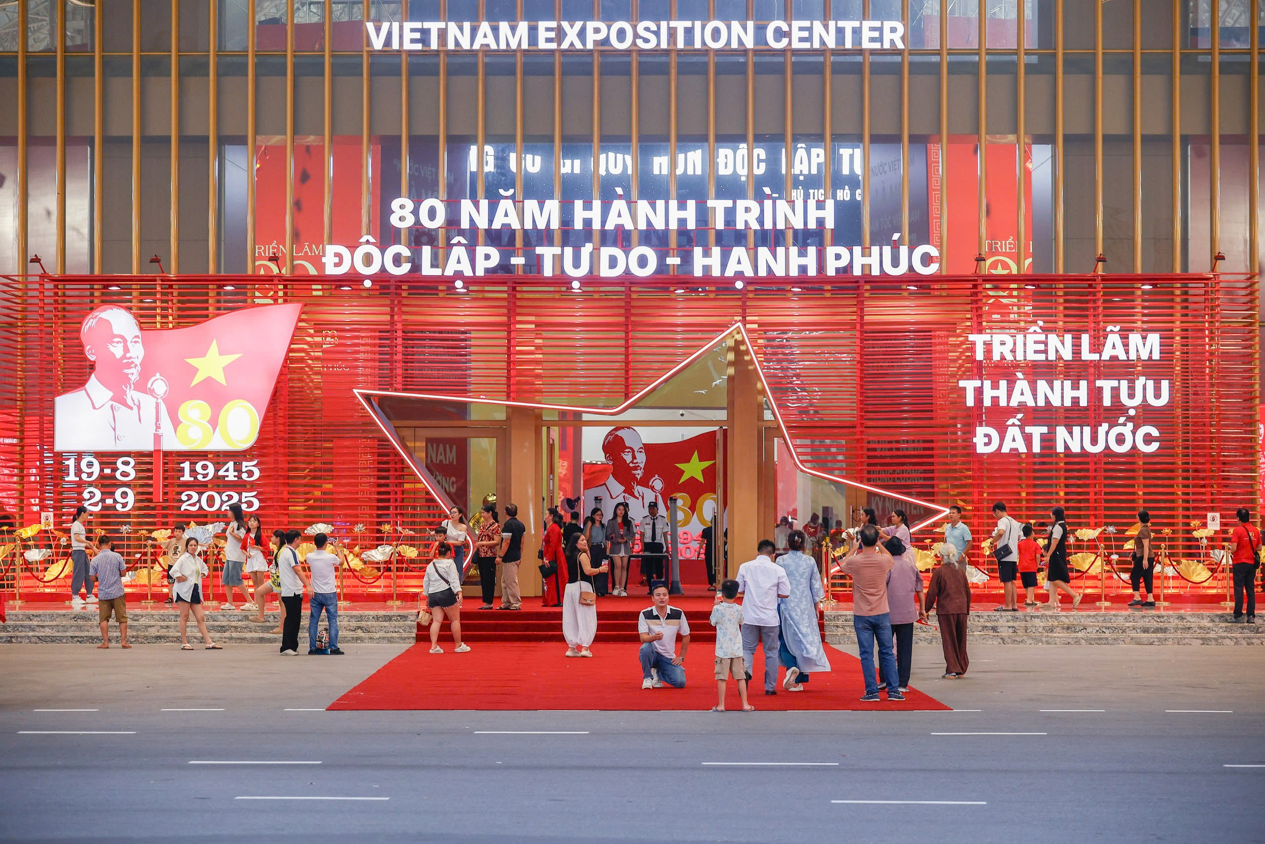 Những 'tọa độ check-in' tại triển lãm '80 năm hành trình Độc lập-Tự do-Hạnh phúc' - Ảnh 1.