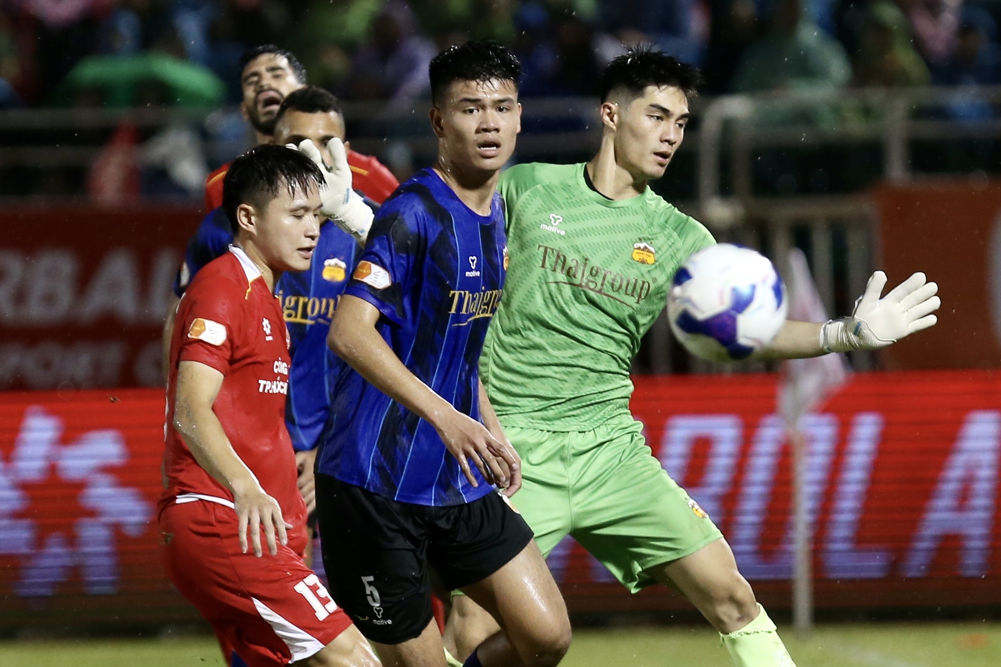 Goalkeeper Trung Kien 'ran out of magic', HAGL fell to Ho Chi Minh City Police Club in the naval battle - Photo 4. Thủ môn Trung Kiên 'hết phép', HAGL gục ngã trước CLB Công an TP.HCM trong trận thủy chiến- Ảnh 4.