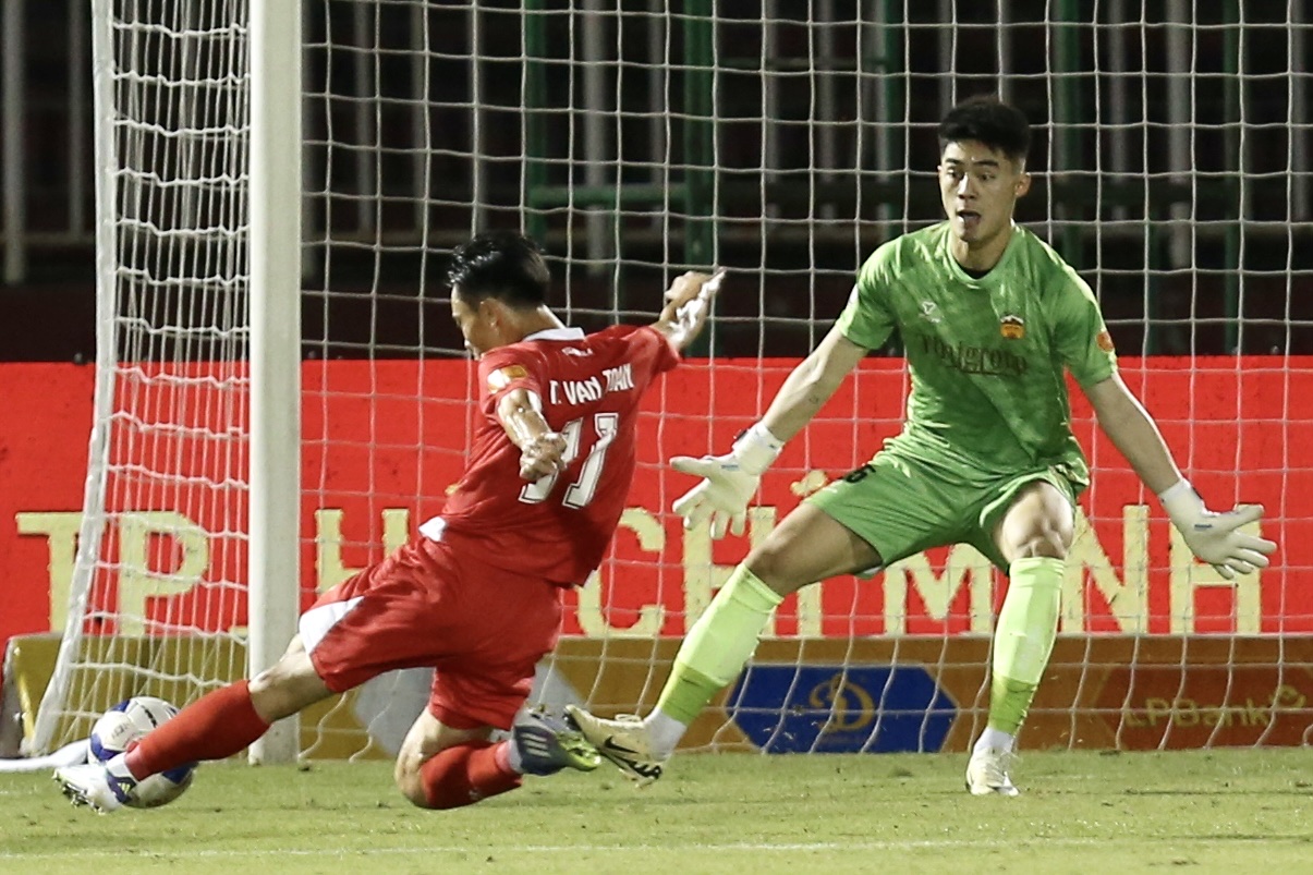 Goalkeeper Trung Kien 'ran out of magic', HAGL fell to Ho Chi Minh City Police Club in the naval battle - Photo 1. Thủ môn Trung Kiên 'hết phép', HAGL gục ngã trước CLB Công an TP.HCM trong trận thủy chiến- Ảnh 1.