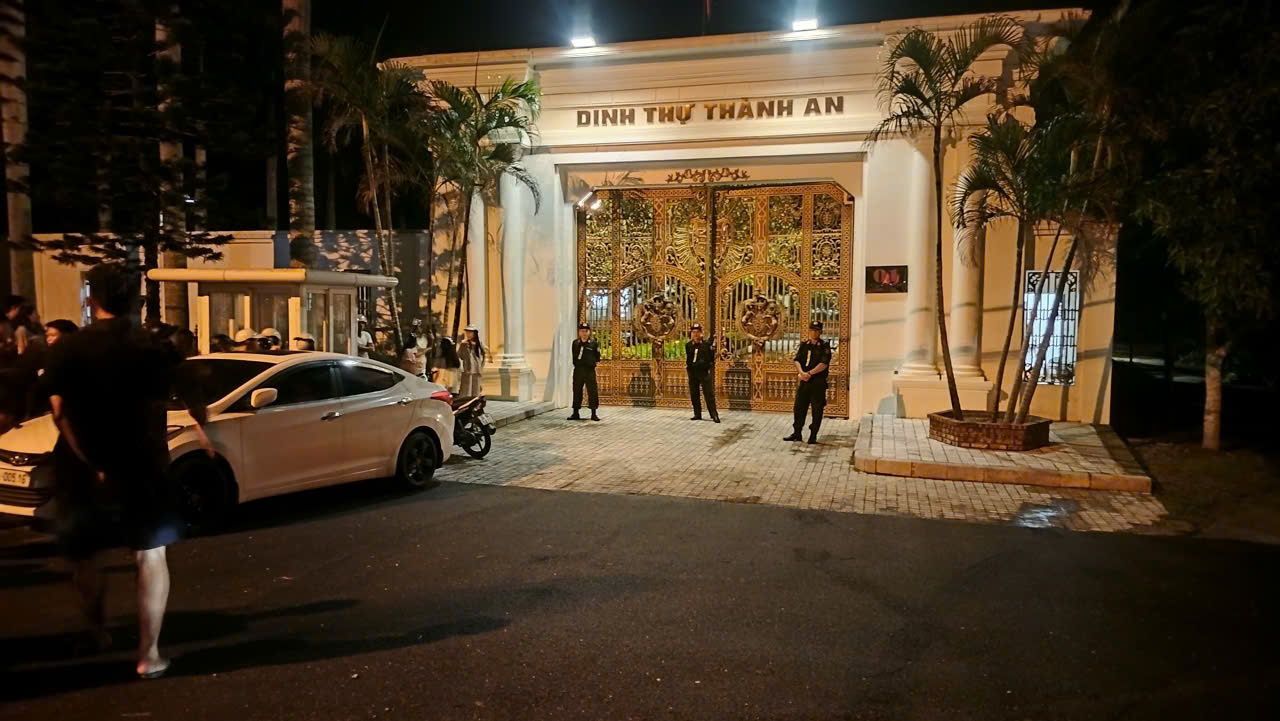 Khám xét nhà doanh nhân Cao Tiến Đoan: Hàng trăm người dân hiếu kỳ theo dõi - Ảnh 3. Khám xét nhà doanh nhân Cao Tiến Đoan: Hàng trăm người dân hiếu kỳ theo dõi - Ảnh 3.