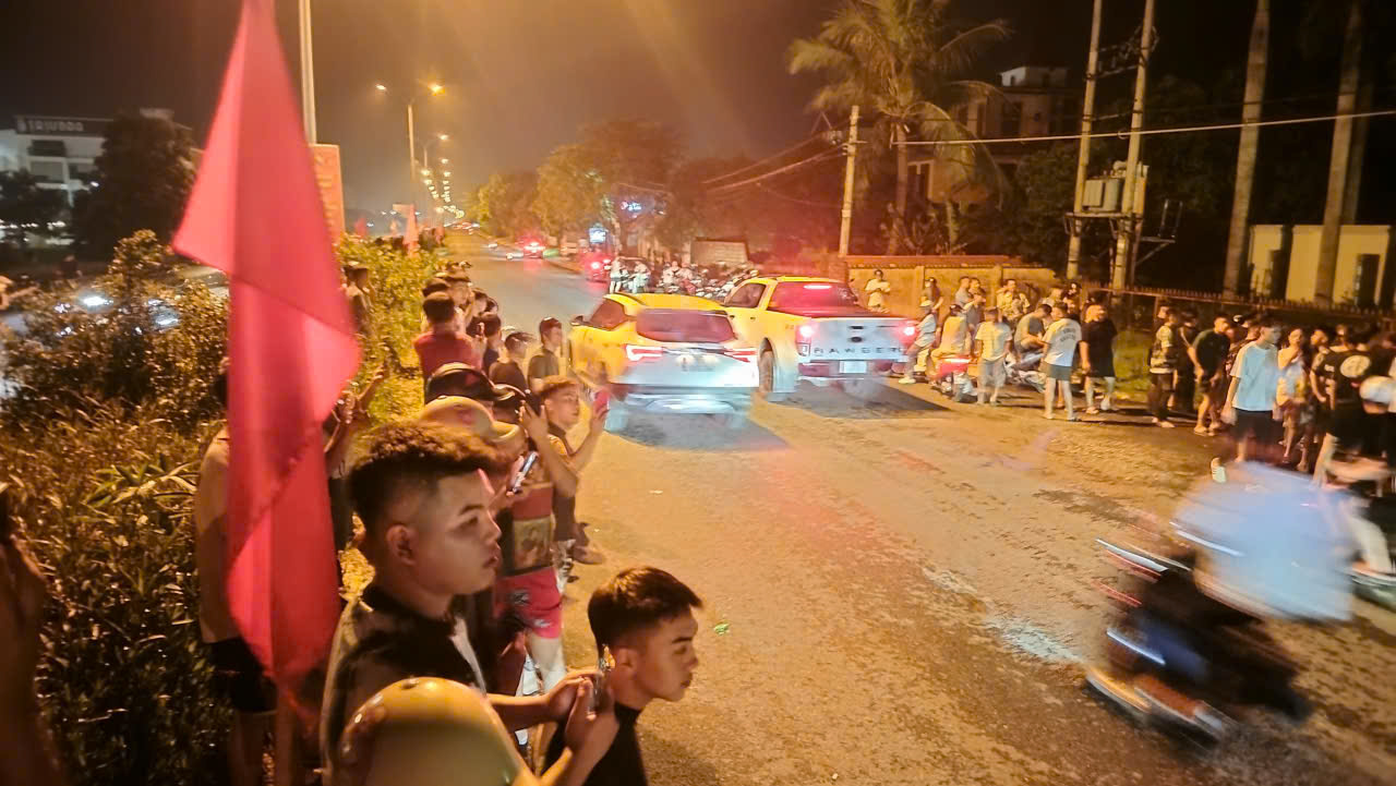 Khám xét nhà doanh nhân Cao Tiến Đoan: Hàng trăm người dân hiếu kỳ theo dõi - Ảnh 2. Khám xét nhà doanh nhân Cao Tiến Đoan: Hàng trăm người dân hiếu kỳ theo dõi - Ảnh 2.