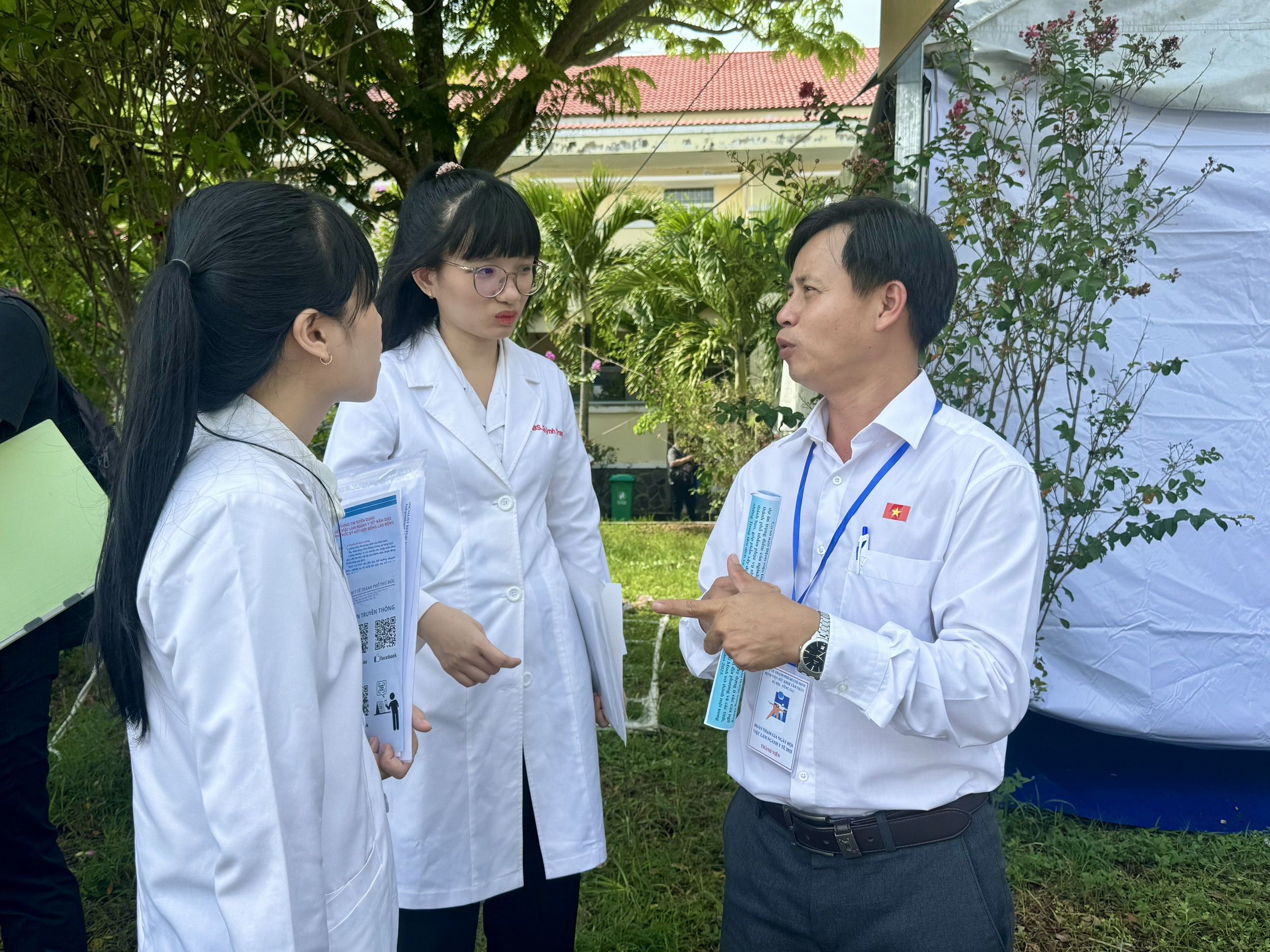 Vì sao nhiều bác sĩ trẻ chọn công tác lâu dài tại tuyến y tế cơ sở? - Ảnh 5.