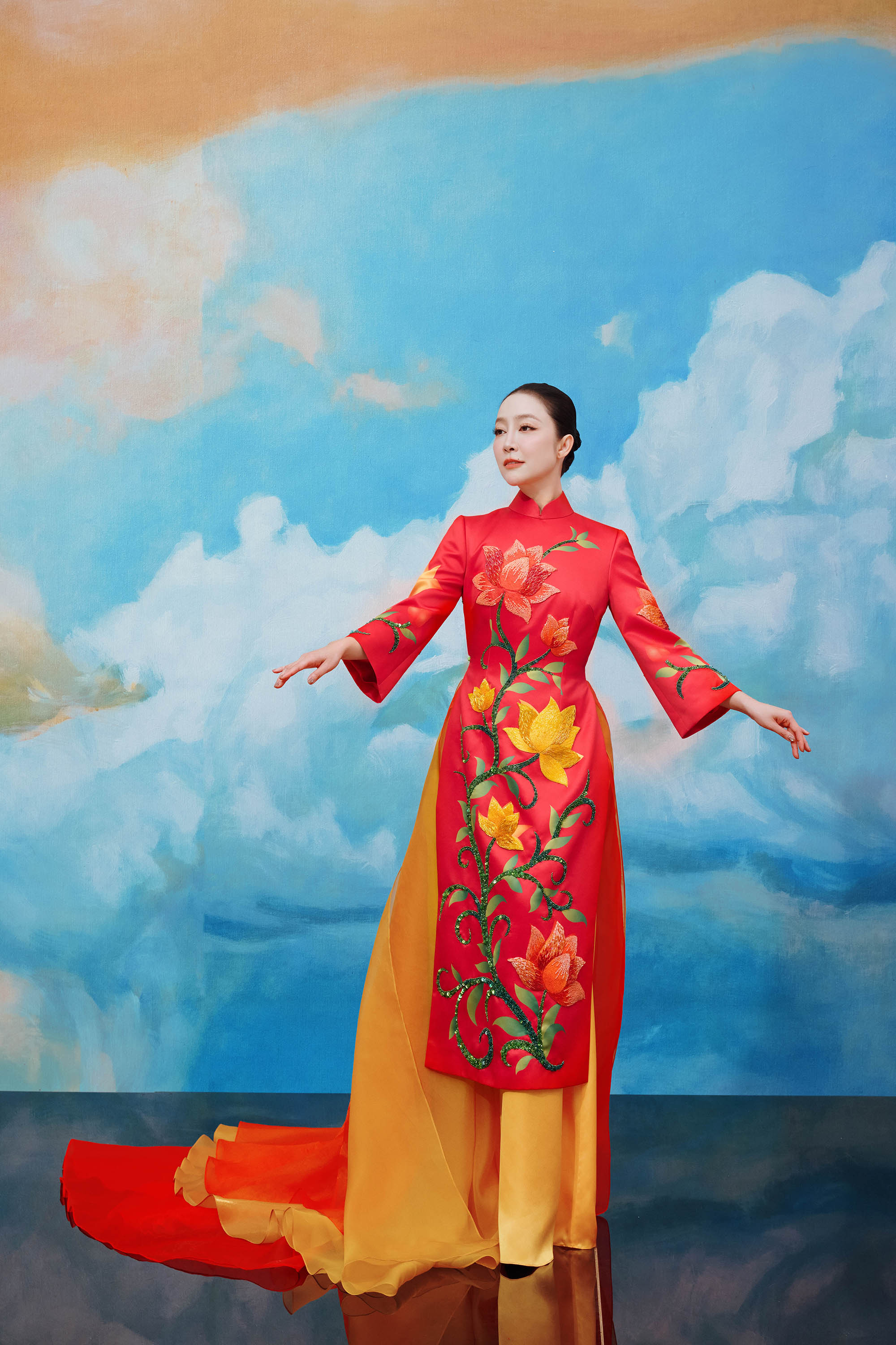 'Chim công làng múa' Linh Nga rạng rỡ trong thiết kế áo dài của Thủy Nguyễn- Ảnh 2. 'Chim công làng múa' Linh Nga rạng rỡ trong thiết kế áo dài của Thủy Nguyễn- Ảnh 2.