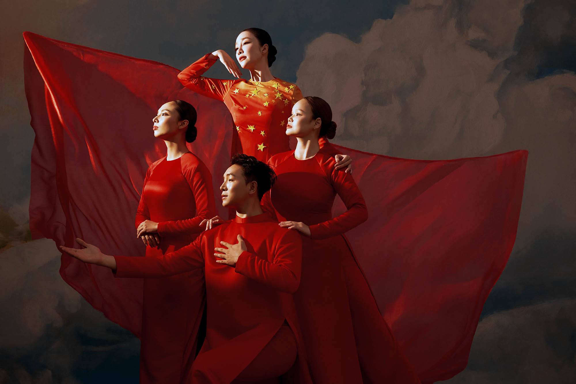 'Chim công làng múa' Linh Nga rạng rỡ trong thiết kế áo dài của Thủy Nguyễn- Ảnh 4. 'Chim công làng múa' Linh Nga rạng rỡ trong thiết kế áo dài của Thủy Nguyễn- Ảnh 4.