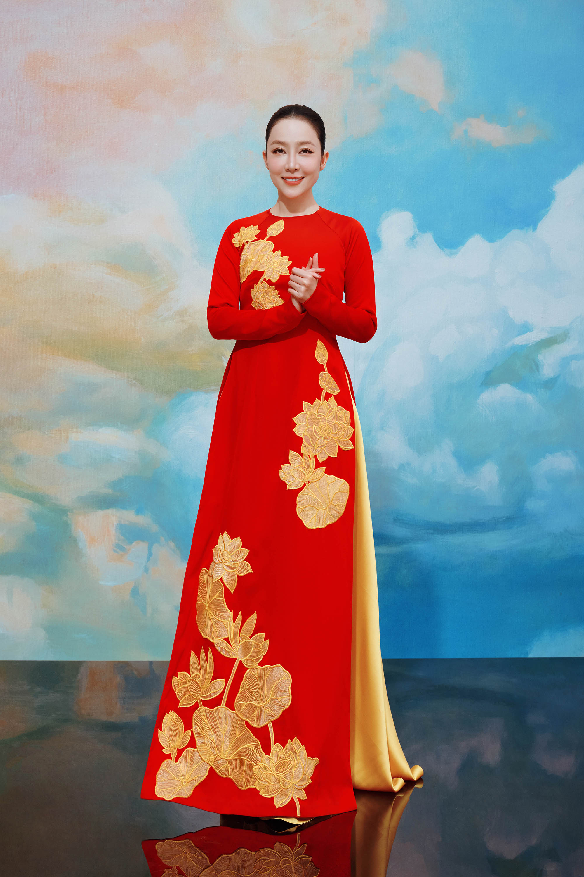 'Chim công làng múa' Linh Nga rạng rỡ trong thiết kế áo dài của Thủy Nguyễn- Ảnh 3. 'Chim công làng múa' Linh Nga rạng rỡ trong thiết kế áo dài của Thủy Nguyễn- Ảnh 3.