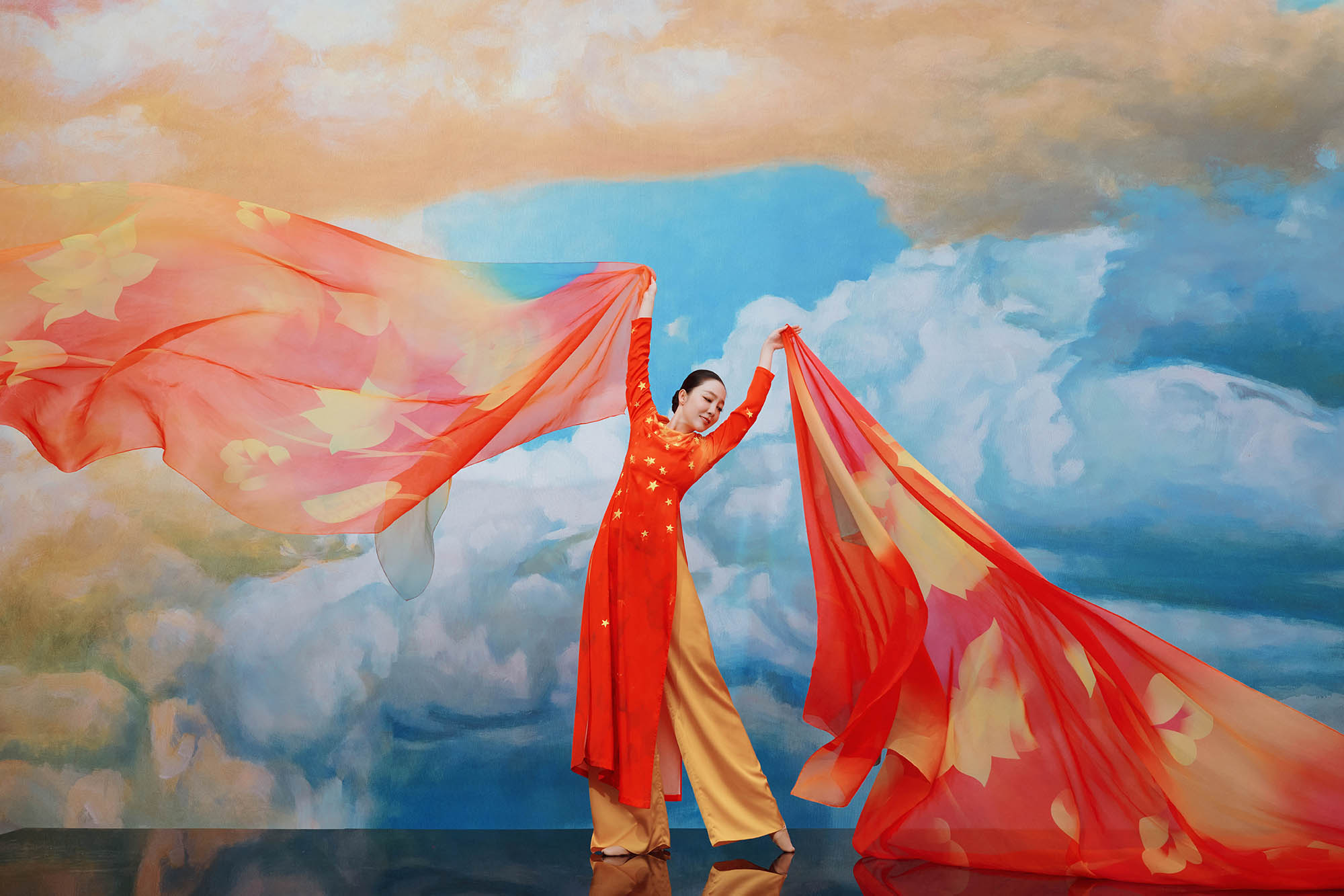 'Chim công làng múa' Linh Nga rạng rỡ trong thiết kế áo dài của Thủy Nguyễn- Ảnh 1. 'Chim công làng múa' Linh Nga rạng rỡ trong thiết kế áo dài của Thủy Nguyễn- Ảnh 1.