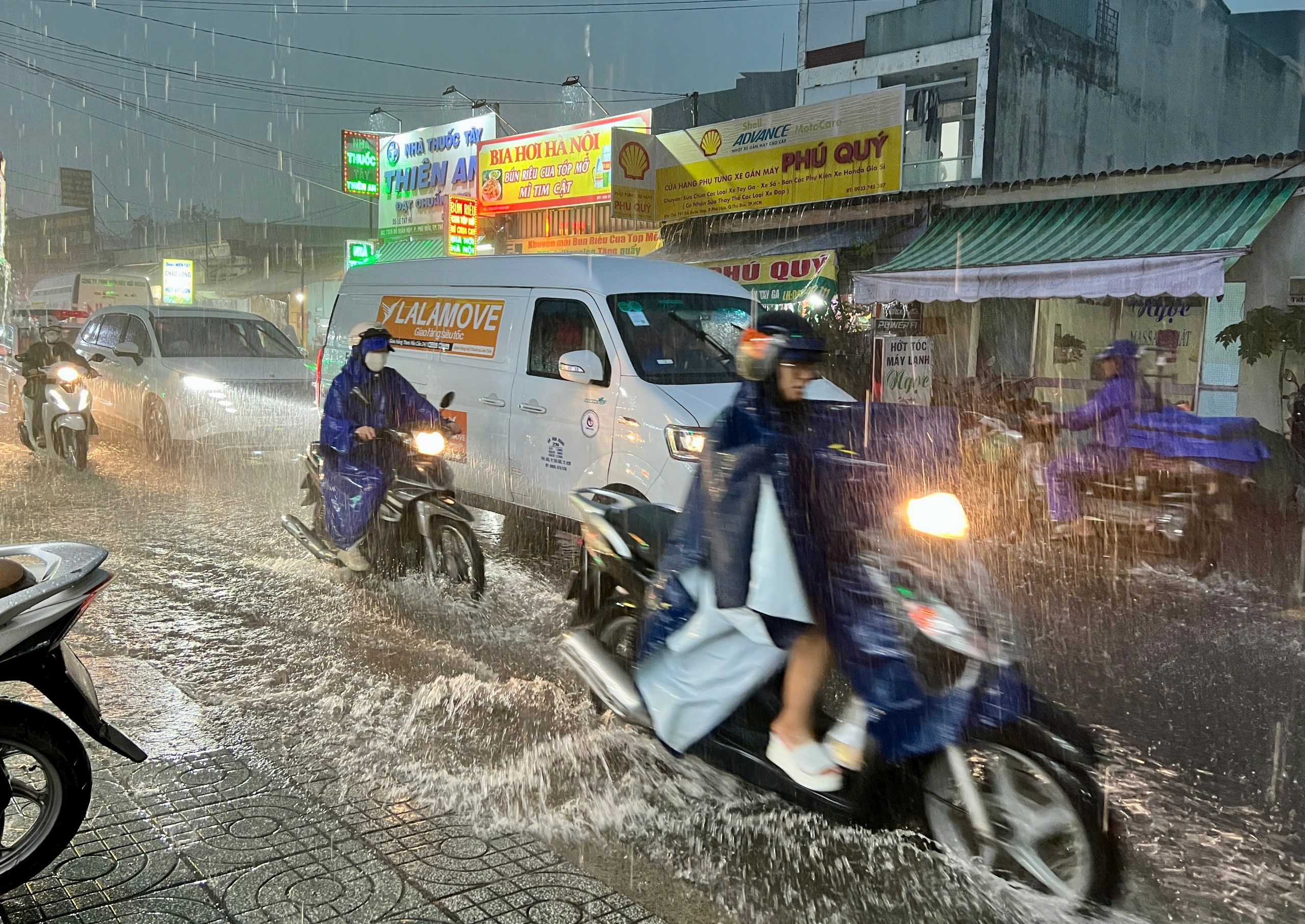 Mưa lớn ở TP.HCM tối nay: Đường ngập lênh láng, hàng rong vất vả mưu sinh- Ảnh 2.