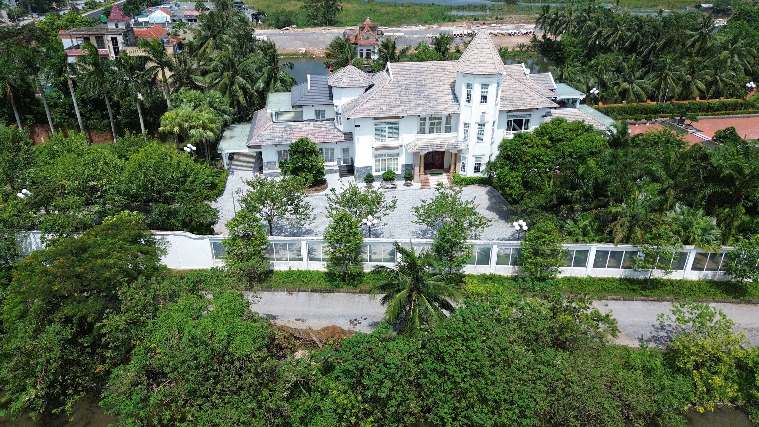 Bạch dinh ' khủng ' 50 . 000 M2 của bầu Đoan bị khám xét điều tra - Ảnh 3. Bạch dinh ' khủng ' 50 . 000 M2 của bầu Đoan bị khám xét điều tra - Ảnh 3.