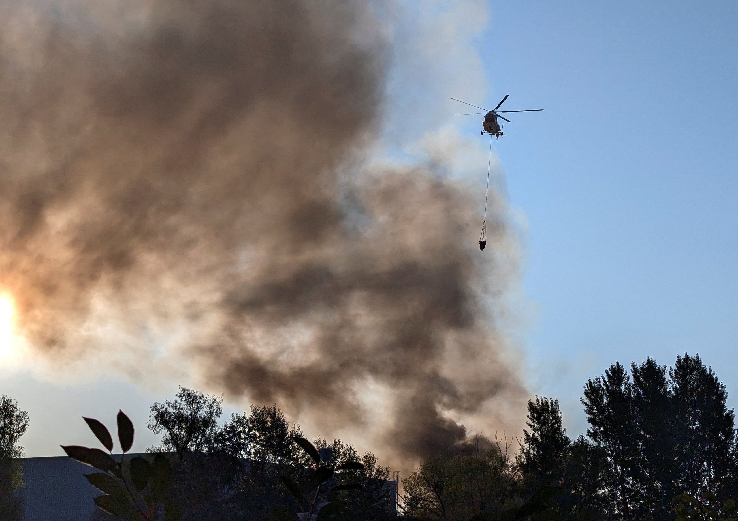 Ông Trump 'không vui' vì Nga tập kích Kyiv, Mỹ duyệt bán 3.350 tên lửa cho Ukraine- Ảnh 1.