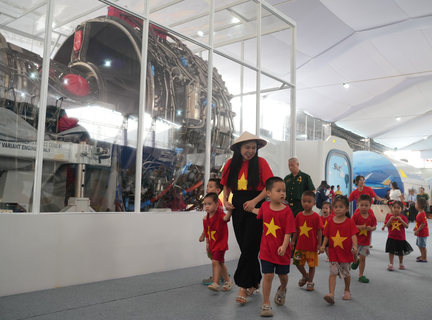 Chiêm ngưỡng ‘trái tim’ Airbus A350 của Vietnam Airlines tại Triển lãm A80 - Ảnh 4.