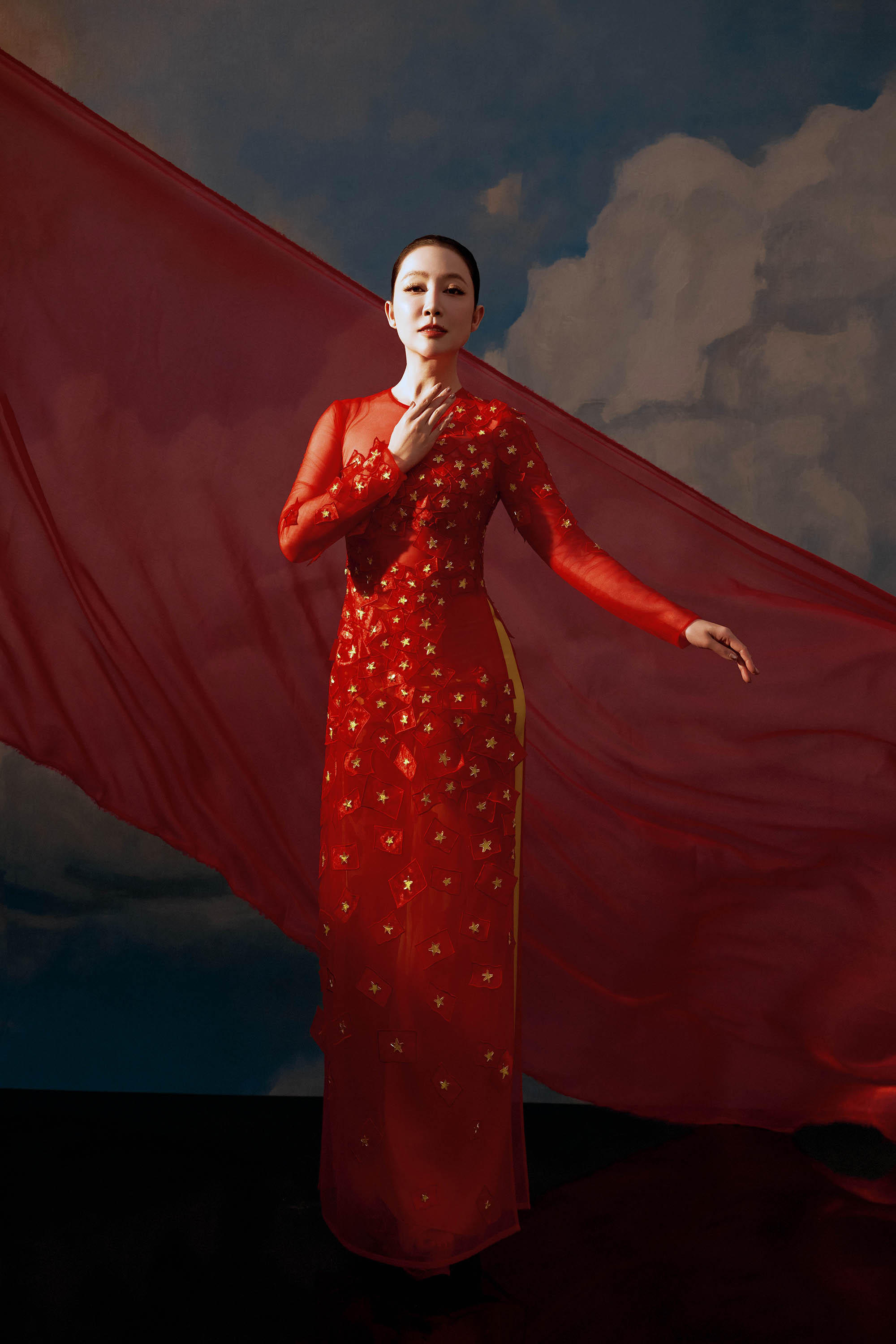 'Chim công làng múa' Linh Nga rạng rỡ trong thiết kế áo dài của Thủy Nguyễn- Ảnh 7. 'Chim công làng múa' Linh Nga rạng rỡ trong thiết kế áo dài của Thủy Nguyễn- Ảnh 7.