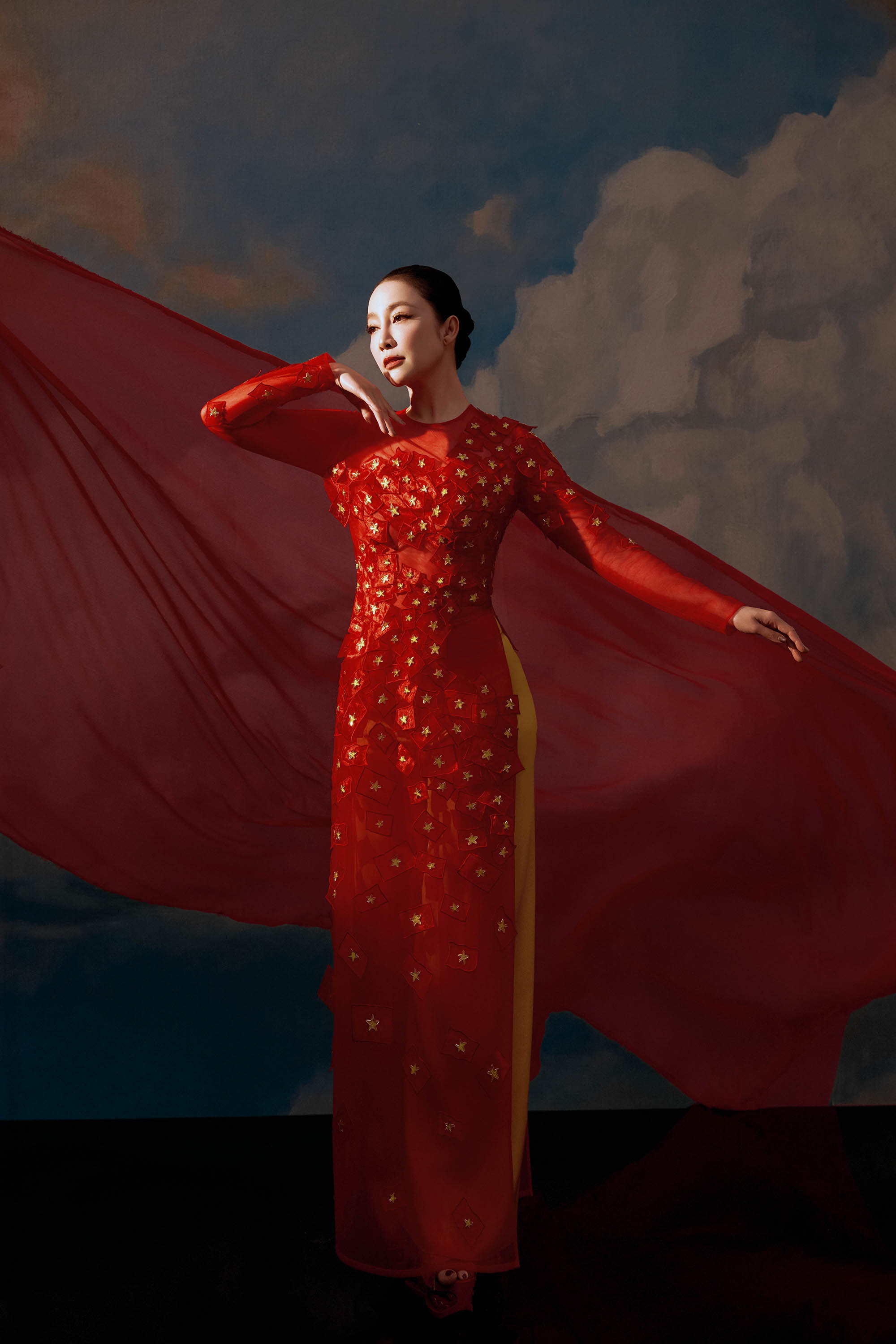 'Chim công làng múa' Linh Nga rạng rỡ trong thiết kế áo dài của Thủy Nguyễn- Ảnh 6. 'Chim công làng múa' Linh Nga rạng rỡ trong thiết kế áo dài của Thủy Nguyễn- Ảnh 6.