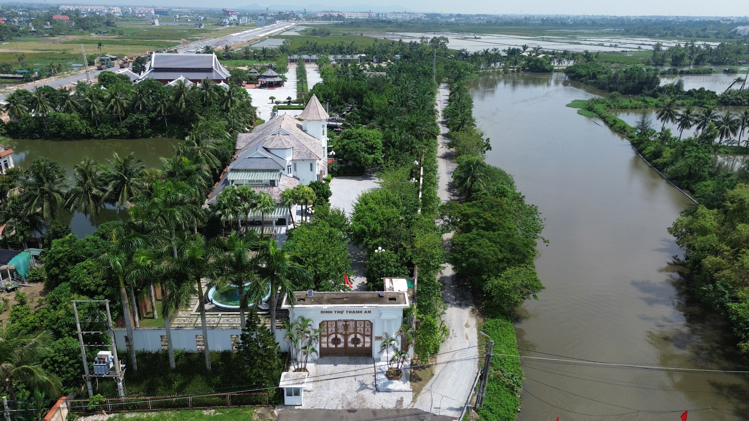 Bạch dinh ' khủng ' 50 . 000 M2 của bầu Đoan bị khám xét điều tra - Ảnh 1. Bạch dinh ' khủng ' 50 . 000 M2 của bầu Đoan bị khám xét điều tra - Ảnh 1.