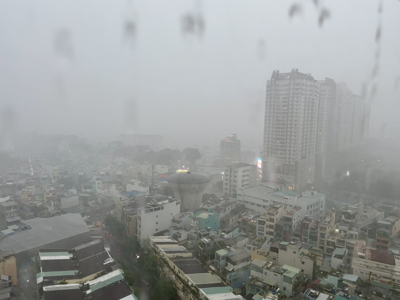 TP.HCM đang mưa như trút nước- Ảnh 1. TP.HCM đang mưa như trút nước- Ảnh 1.