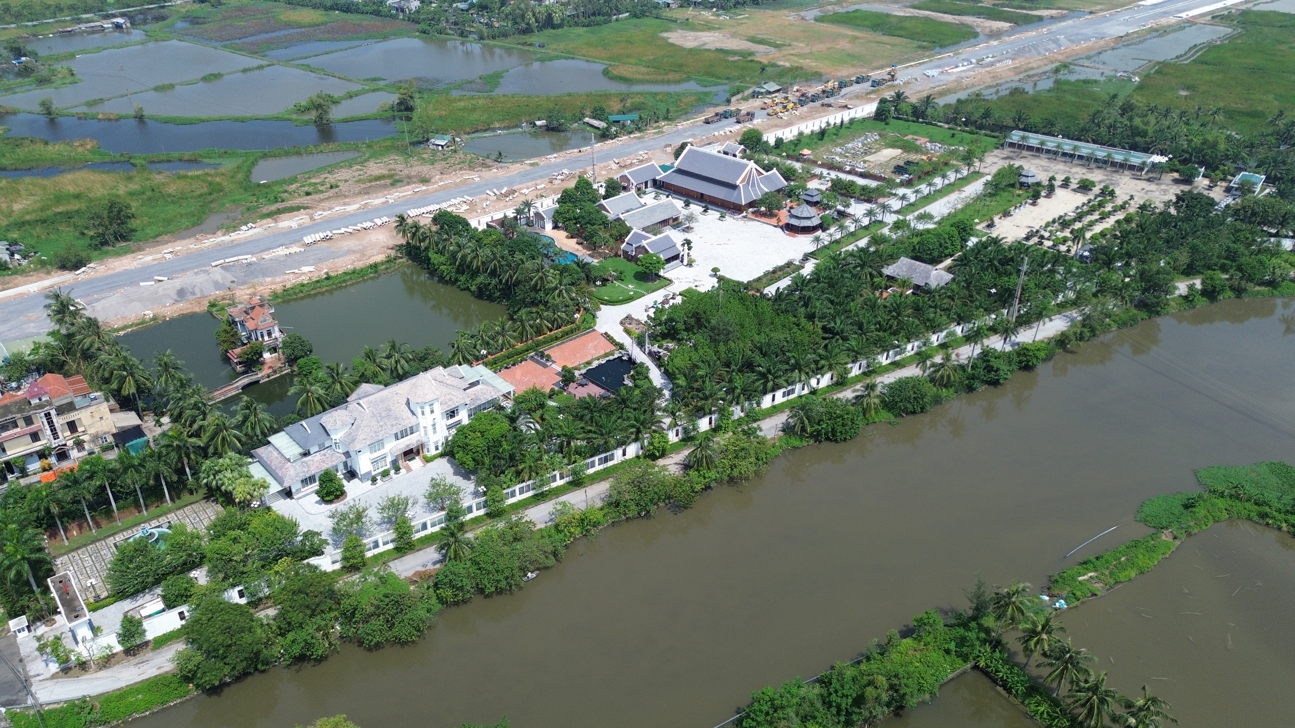 Bạch dinh ' khủng ' 50 . 000 M2 của bầu Đoan bị khám xét điều tra - Ảnh 4. Bạch dinh ' khủng ' 50 . 000 M2 của bầu Đoan bị khám xét điều tra - Ảnh 4.