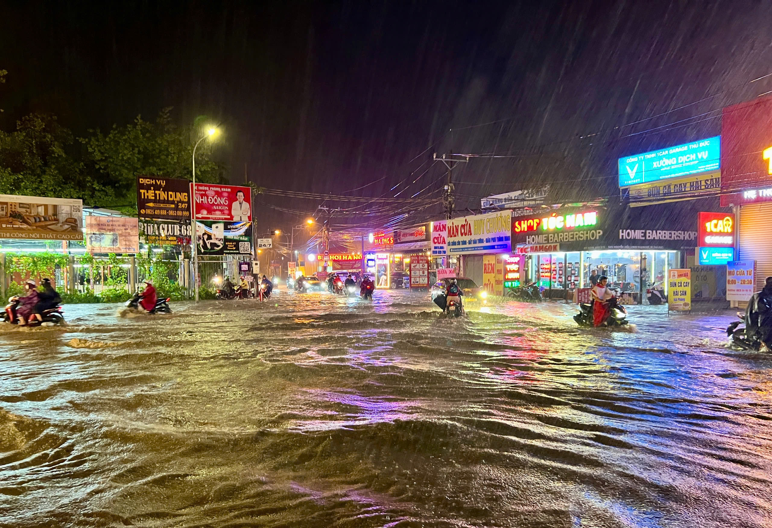 Mưa lớn ở TP.HCM tối nay: Đường ngập lênh láng, hàng rong vất vả mưu sinh- Ảnh 1.