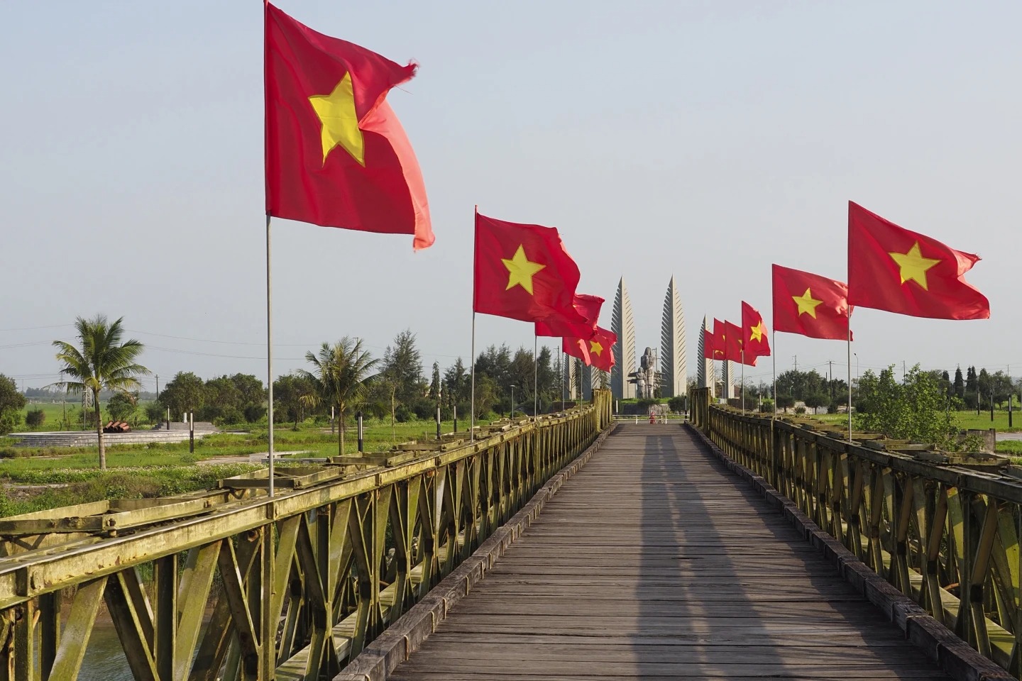 Cờ đỏ sao vàng tung bay trên cầu Hiền Lương, với đài tưởng niệm ở phía xa. Cờ đỏ sao vàng tung bay trên cầu Hiền Lương, với đài tưởng niệm ở phía xa.