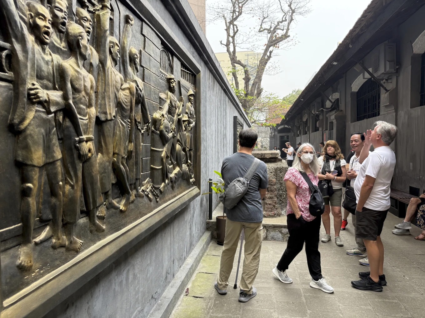 Khách du lịch bên trong bảo tàng nhà tù Hỏa Lò ở Hà Nội. Khách du lịch bên trong bảo tàng nhà tù Hỏa Lò ở Hà Nội.