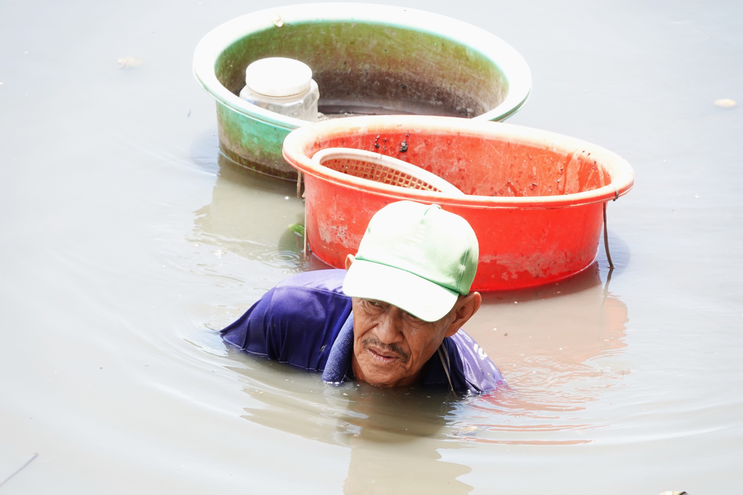 Người miền Tây mưu sinh giữa dòng nước ô nhiễm vớt trùn chỉ trên sông Maspero - Ảnh 2. Người miền Tây mưu sinh giữa dòng nước ô nhiễm vớt trùn chỉ trên sông Maspero - Ảnh 2.