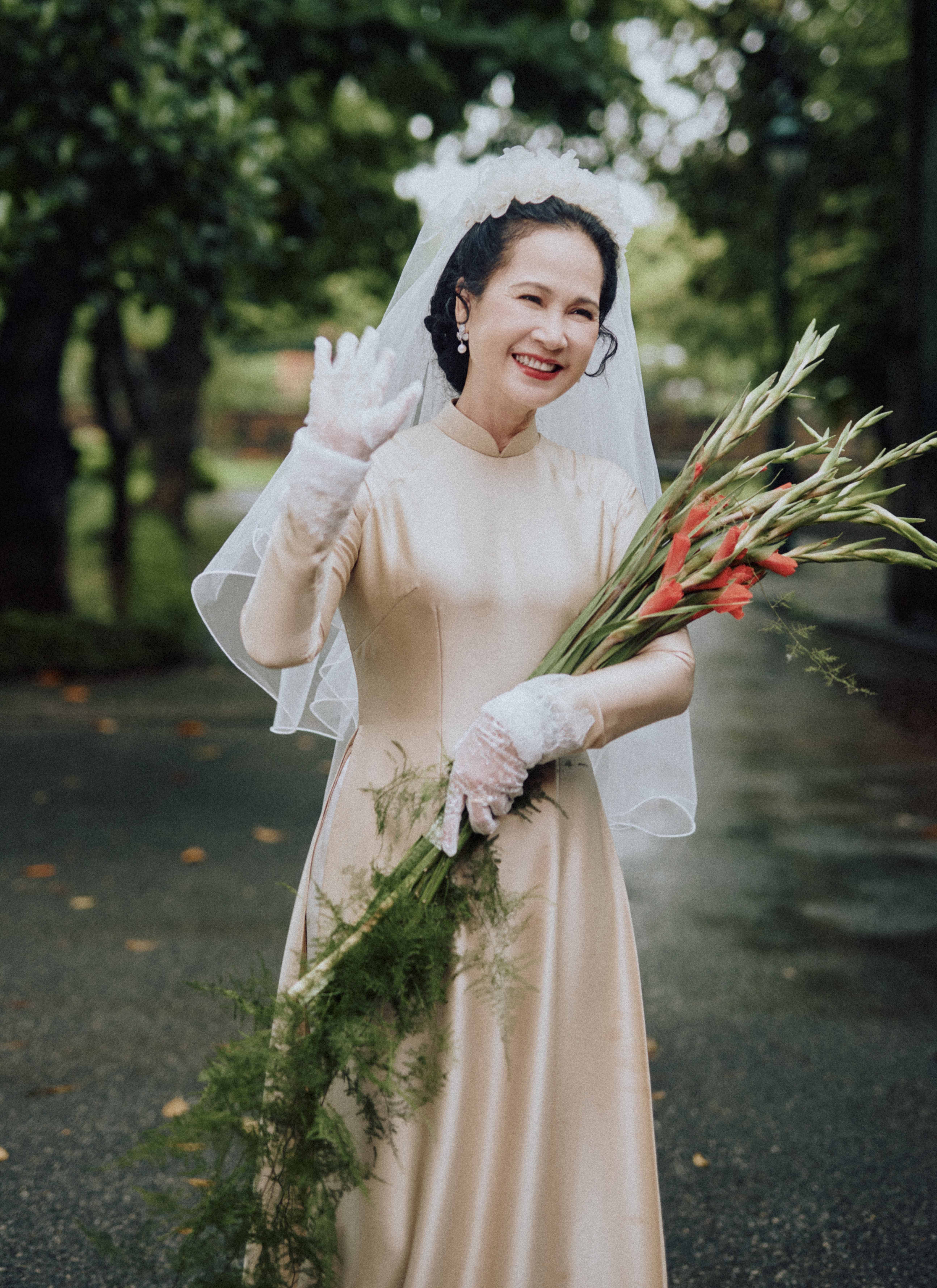 Vợ chồng nghệ sĩ Lan Hương, Đỗ Kỷ gây sốt khi tái hiện ảnh cưới xưa - Ảnh 2.