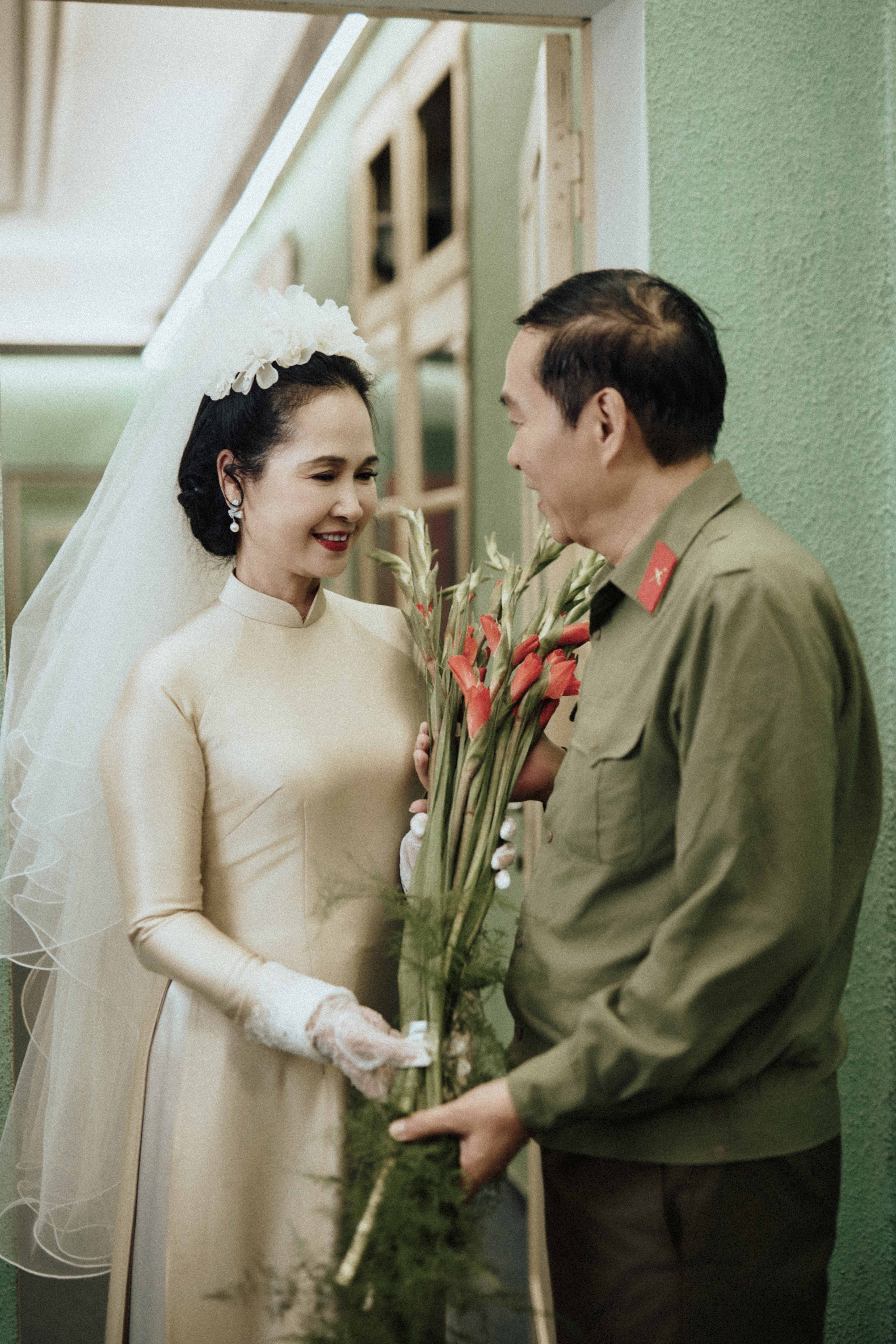 Vợ chồng nghệ sĩ Lan Hương, Đỗ Kỷ gây sốt khi tái hiện ảnh cưới xưa - Ảnh 1.