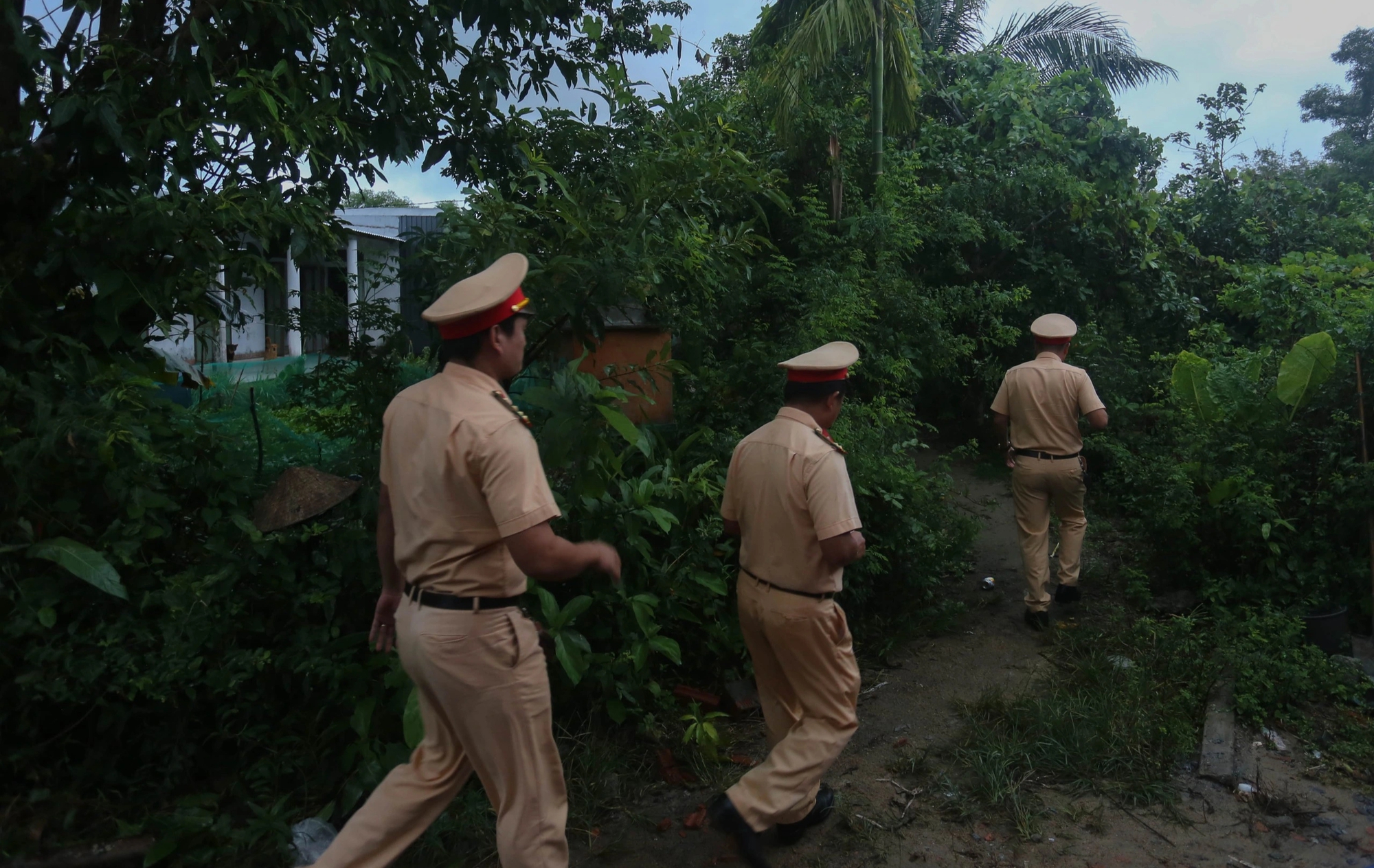 Món quà bất ngờ của CSGT Trạm Phú Lộc dành cho vợ chồng U.80 khốn khó- Ảnh 1. Món quà bất ngờ của CSGT Trạm Phú Lộc dành cho vợ chồng U.80 khốn khó- Ảnh 1.