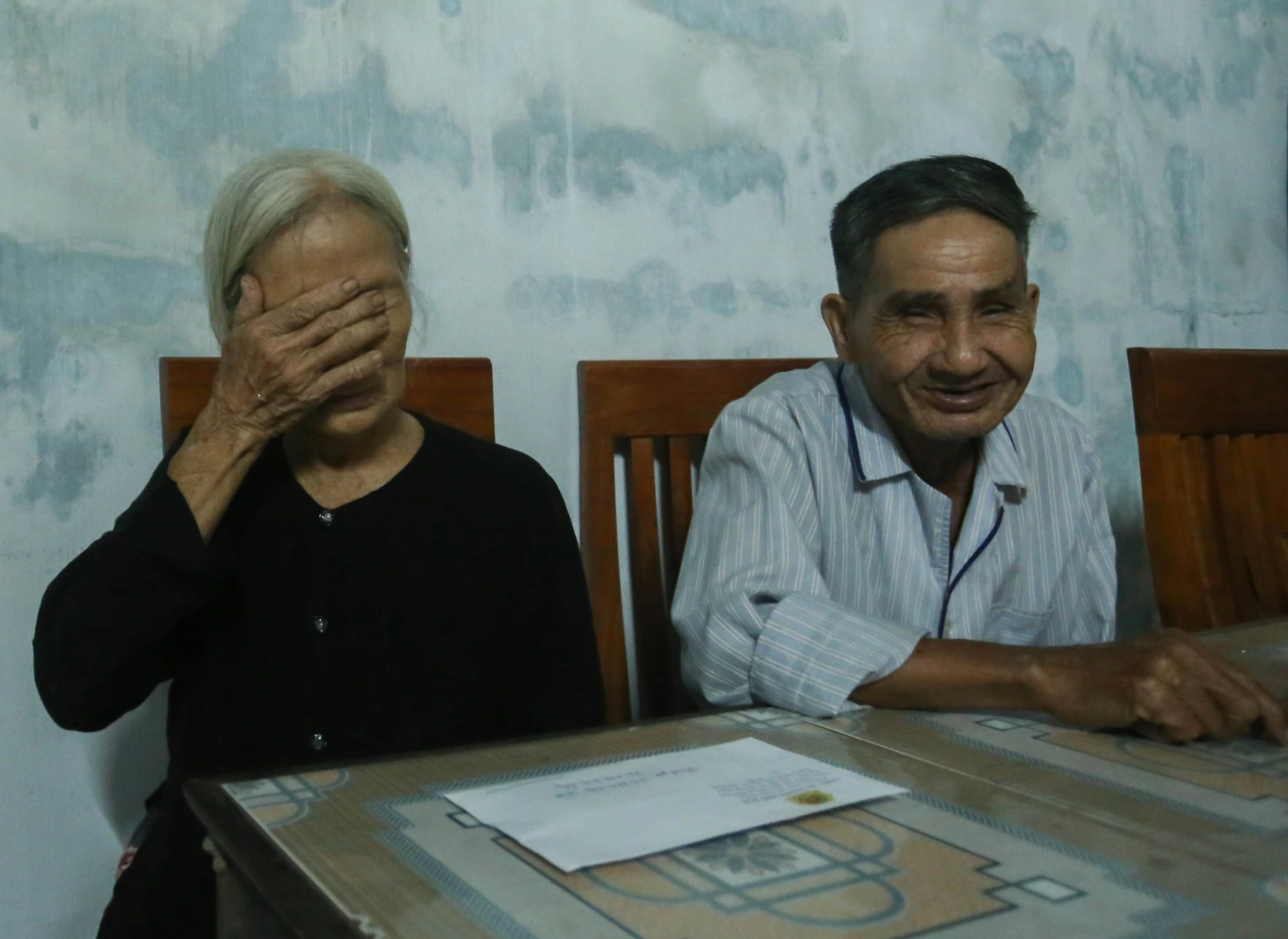 Món quà bất ngờ của CSGT Trạm Phú Lộc dành cho vợ chồng U.80 khốn khó- Ảnh 5. Món quà bất ngờ của CSGT Trạm Phú Lộc dành cho vợ chồng U.80 khốn khó- Ảnh 5.