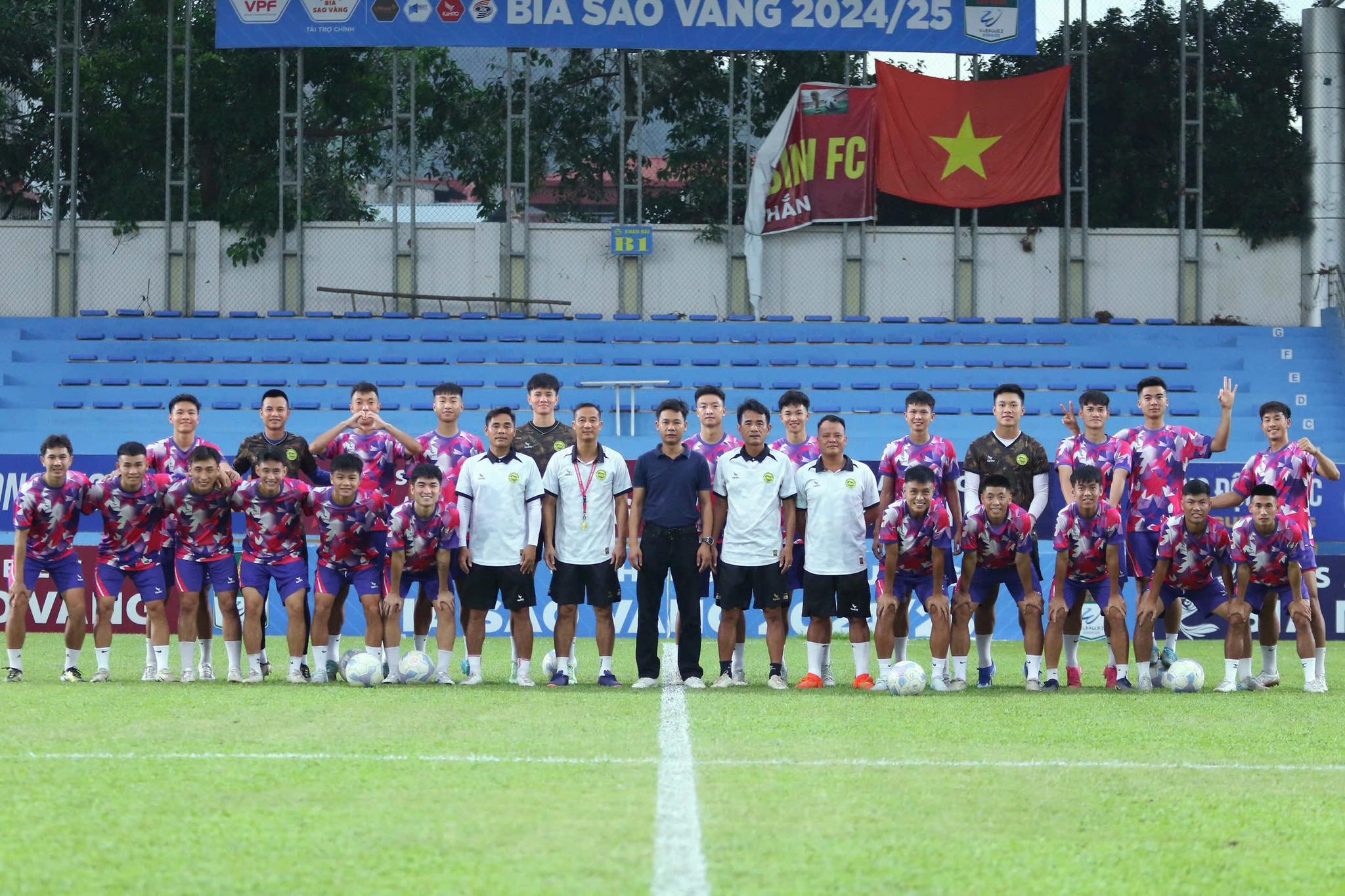 Hoa Binh spiller fortsatt i førstedivisjon, VPF er mer fornøyd enn å vinne gull: Ber om å endre navn, flytte til Viet Tri stadion - Bilde 3. Hòa Bình vẫn đá hạng nhất, VPF mừng hơn bắt được vàng: Xin đổi tên, chuyển sang sân Việt Trì- Ảnh 3.