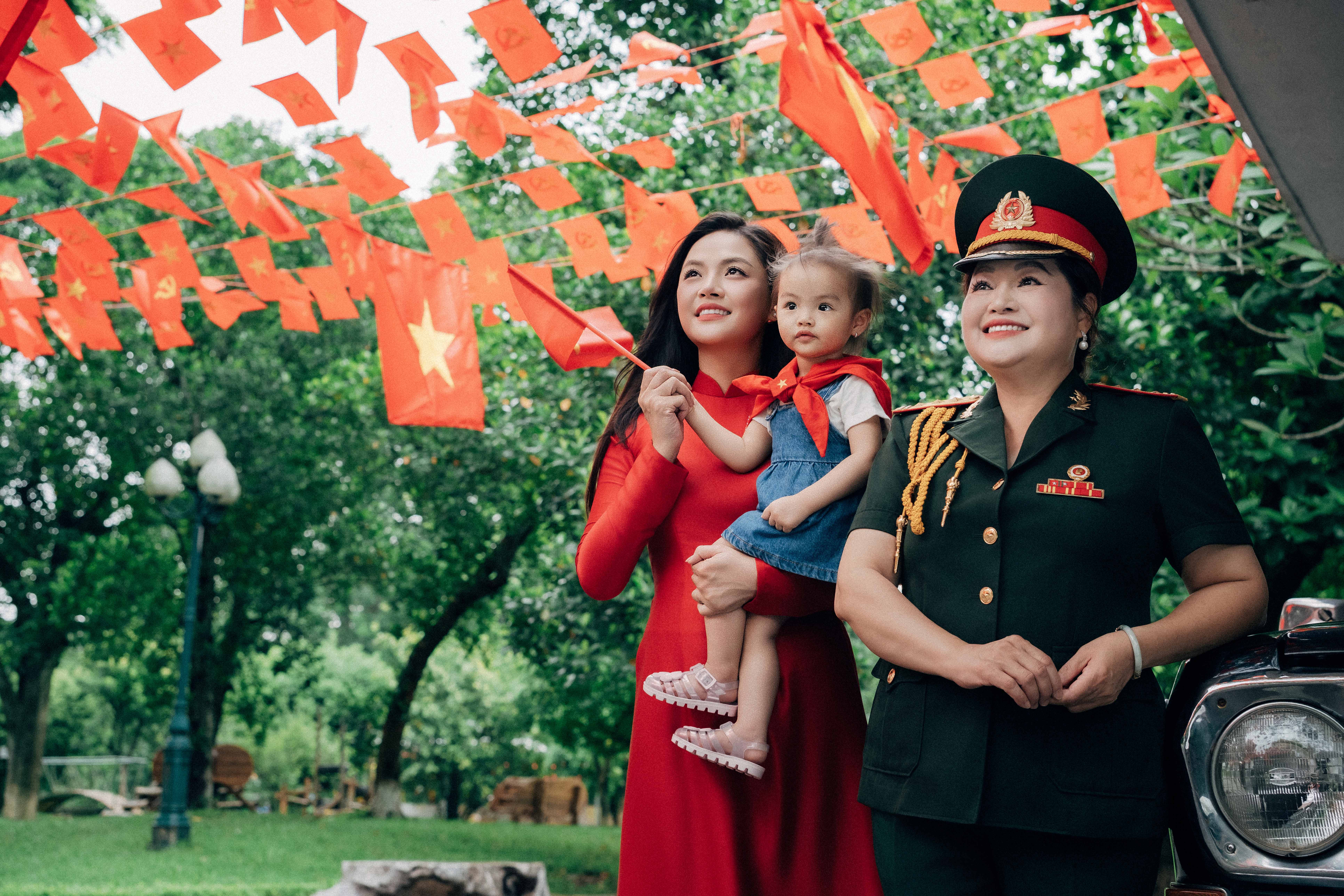 Vợ chồng nghệ sĩ Lan Hương, Đỗ Kỷ gây sốt khi tái hiện ảnh cưới xưa - Ảnh 5.