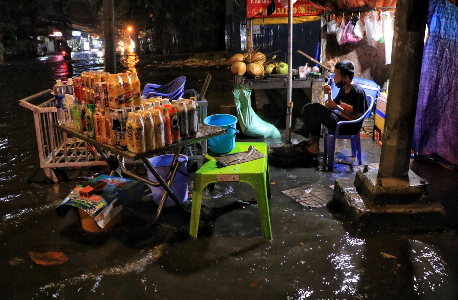 Mưa lớn ở TP.HCM tối nay: Đường ngập lênh láng, hàng rong vất vả mưu sinh- Ảnh 11.