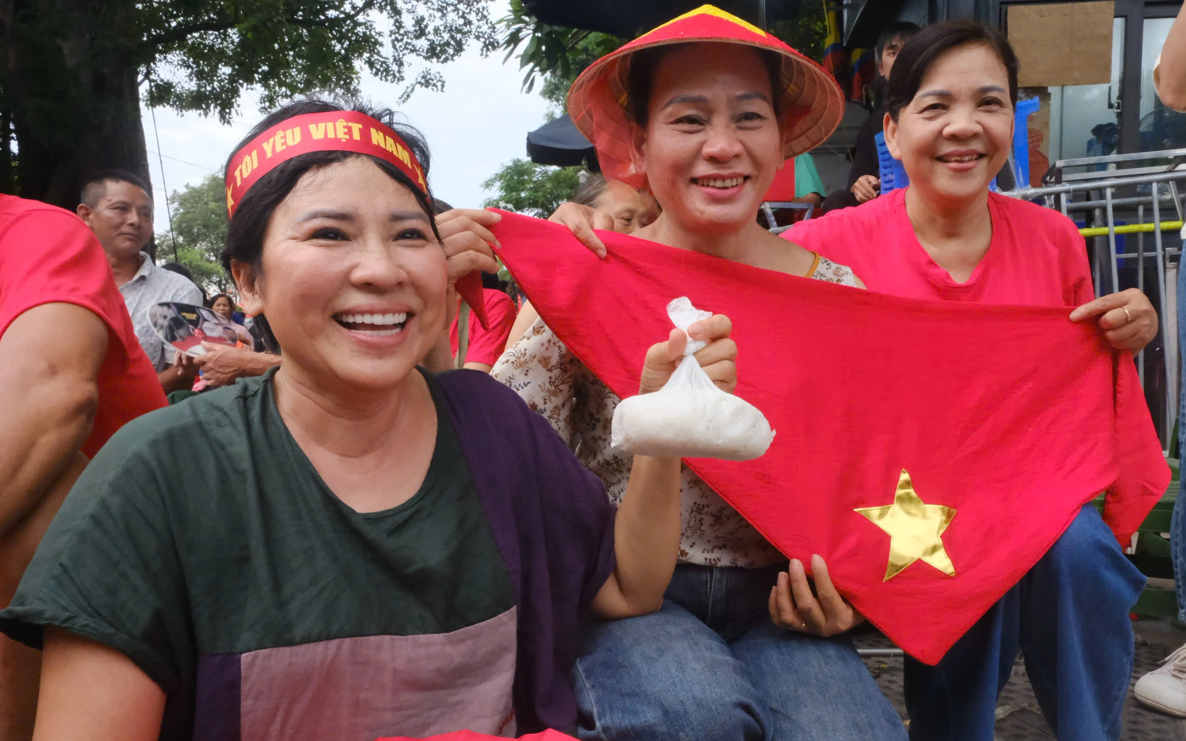 Sẵn sàng 'qua đêm' trên vỉa hè giữ chỗ 'đẹp' xem tổng duyệt - Ảnh 1.