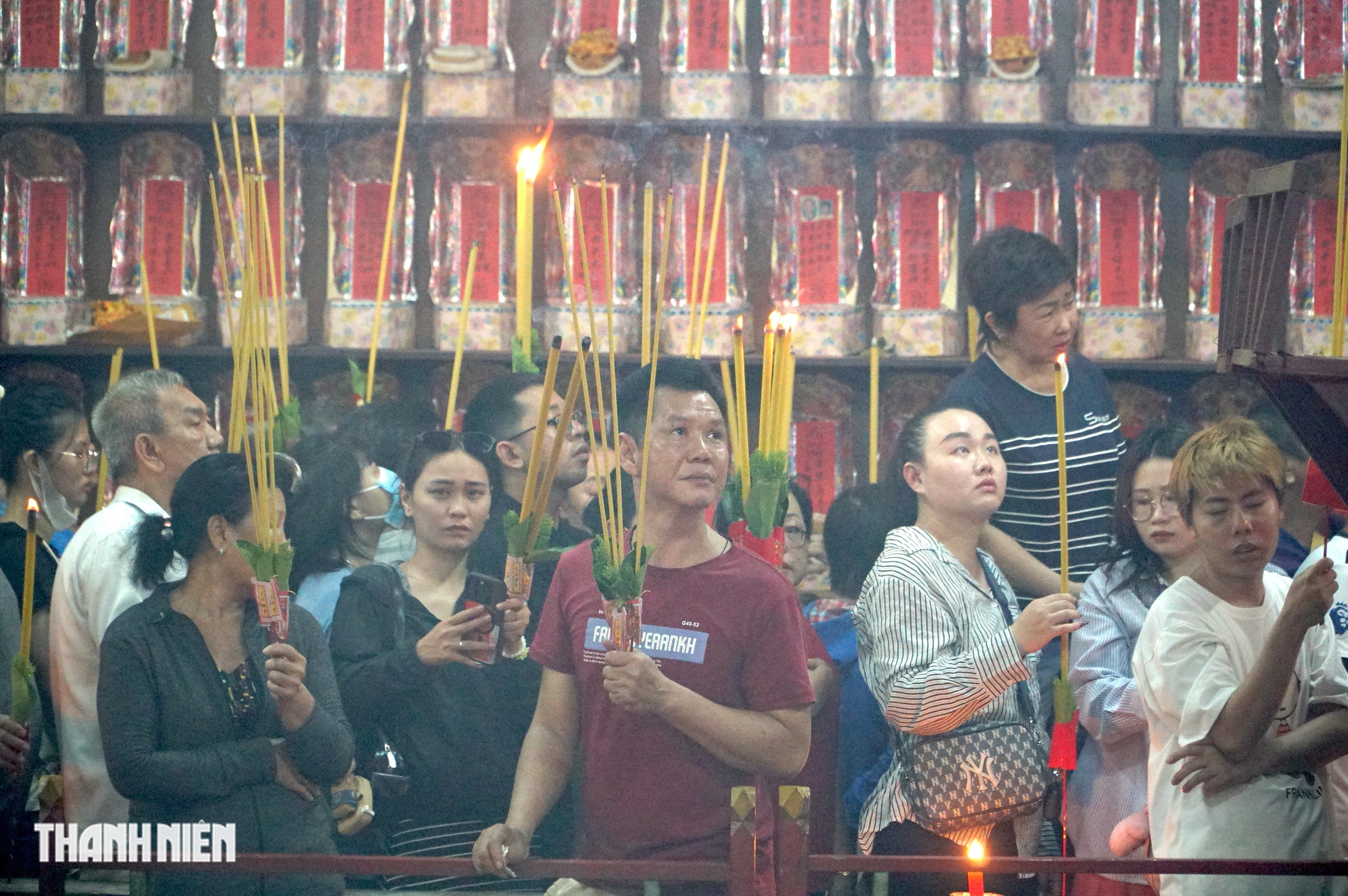 Hàng trăm người tham dự lễ xá tội vong nhân tại chùa Khánh Vân Nam Viện - Ảnh 9. Hàng trăm người tham dự lễ xá tội vong nhân tại chùa Khánh Vân Nam Viện - Ảnh 9.