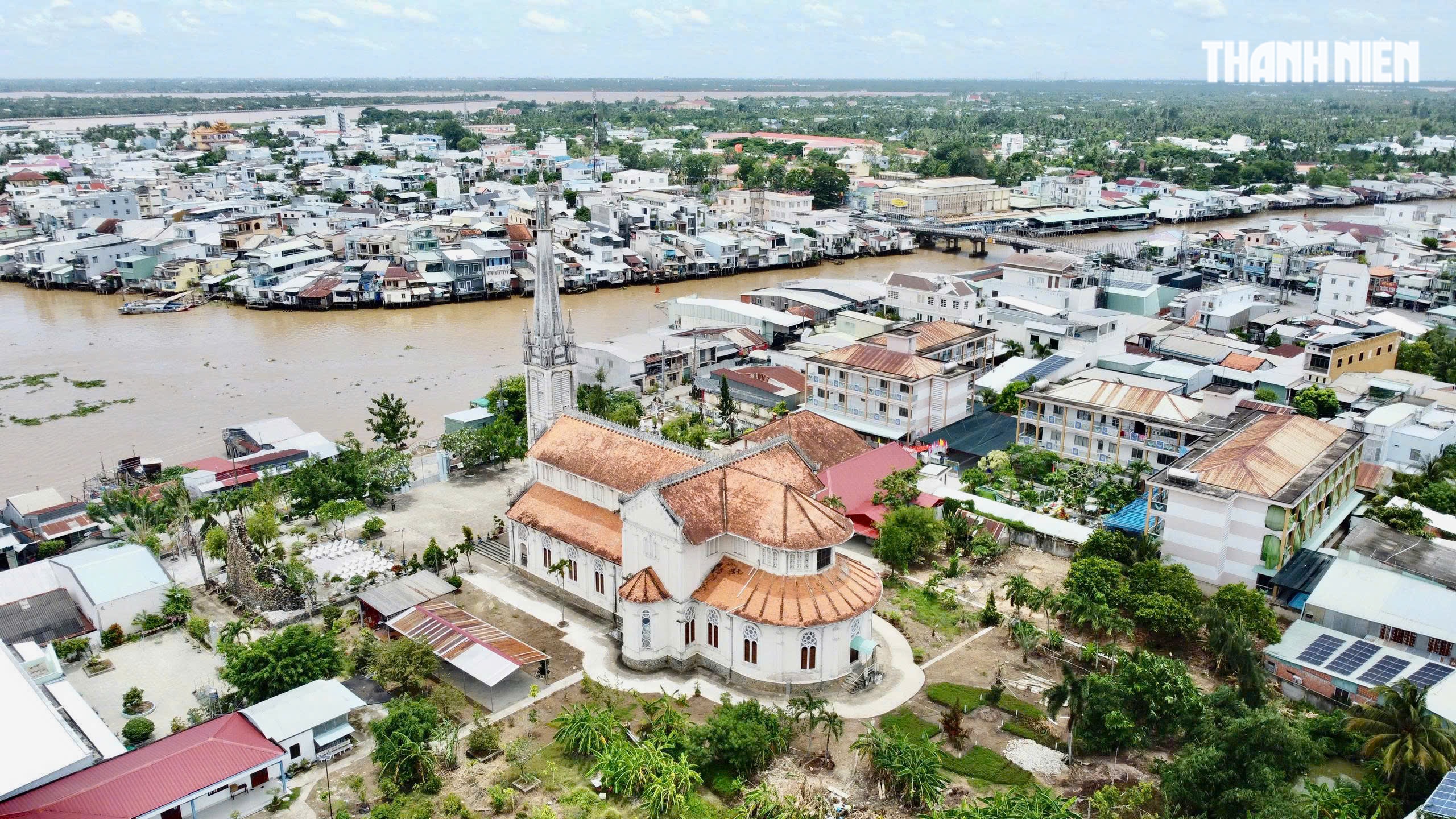 Khám phá nhà thờ trăm tuổi có tháp chuông cao nhất miền Tây- Ảnh 1. Khám phá nhà thờ trăm tuổi có tháp chuông cao nhất miền Tây- Ảnh 1.