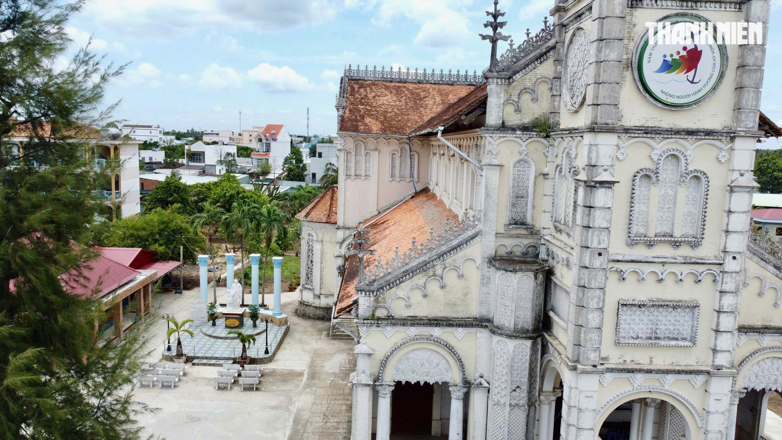 Khám phá nhà thờ trăm tuổi có tháp chuông cao nhất miền Tây- Ảnh 4. Khám phá nhà thờ trăm tuổi có tháp chuông cao nhất miền Tây- Ảnh 4.