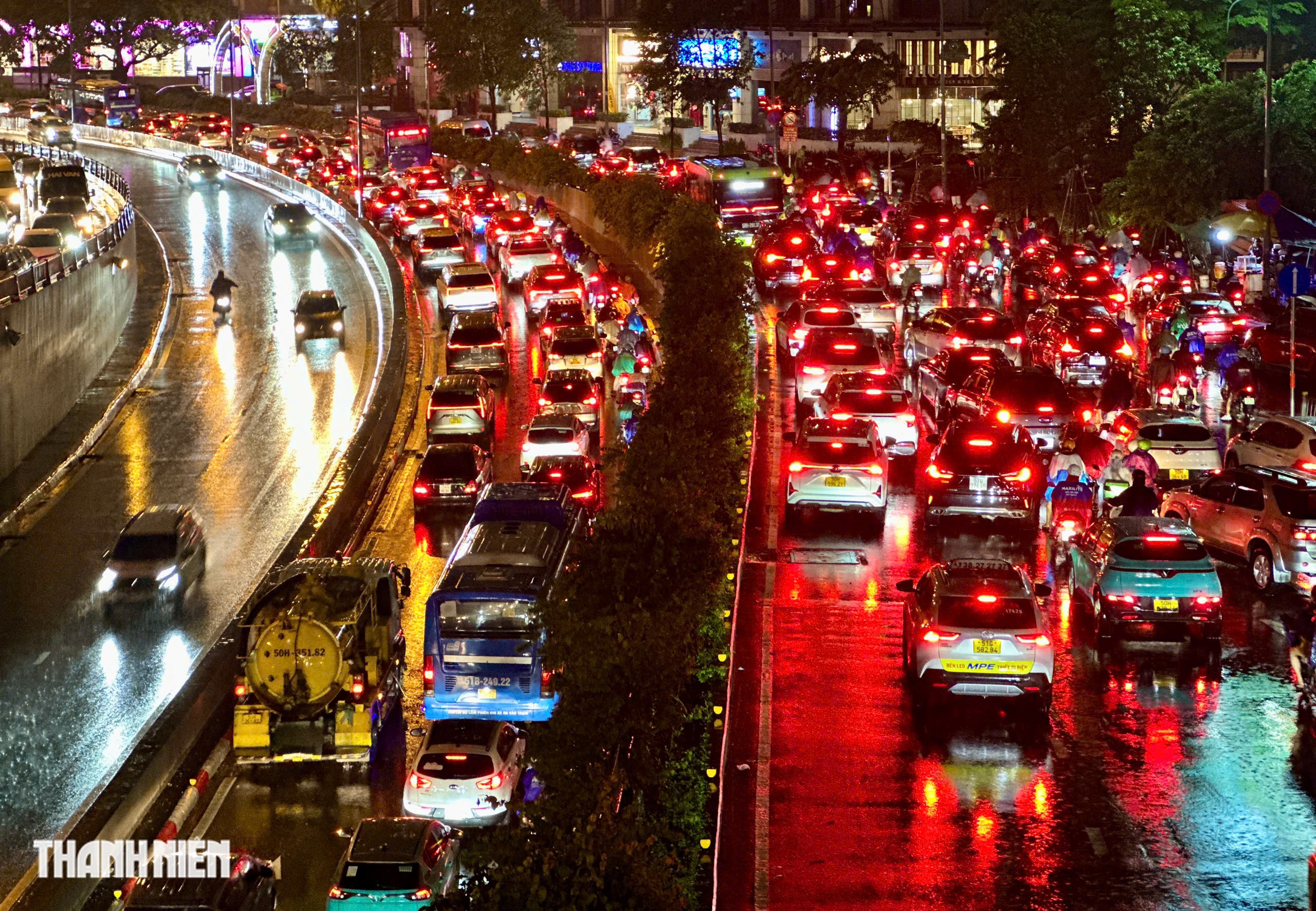 Kẹt xe sau mưa lớn ở TP.HCM trước kỳ nghỉ lễ 2.9- Ảnh 2. Kẹt xe sau mưa lớn ở TP.HCM trước kỳ nghỉ lễ 2.9- Ảnh 2.