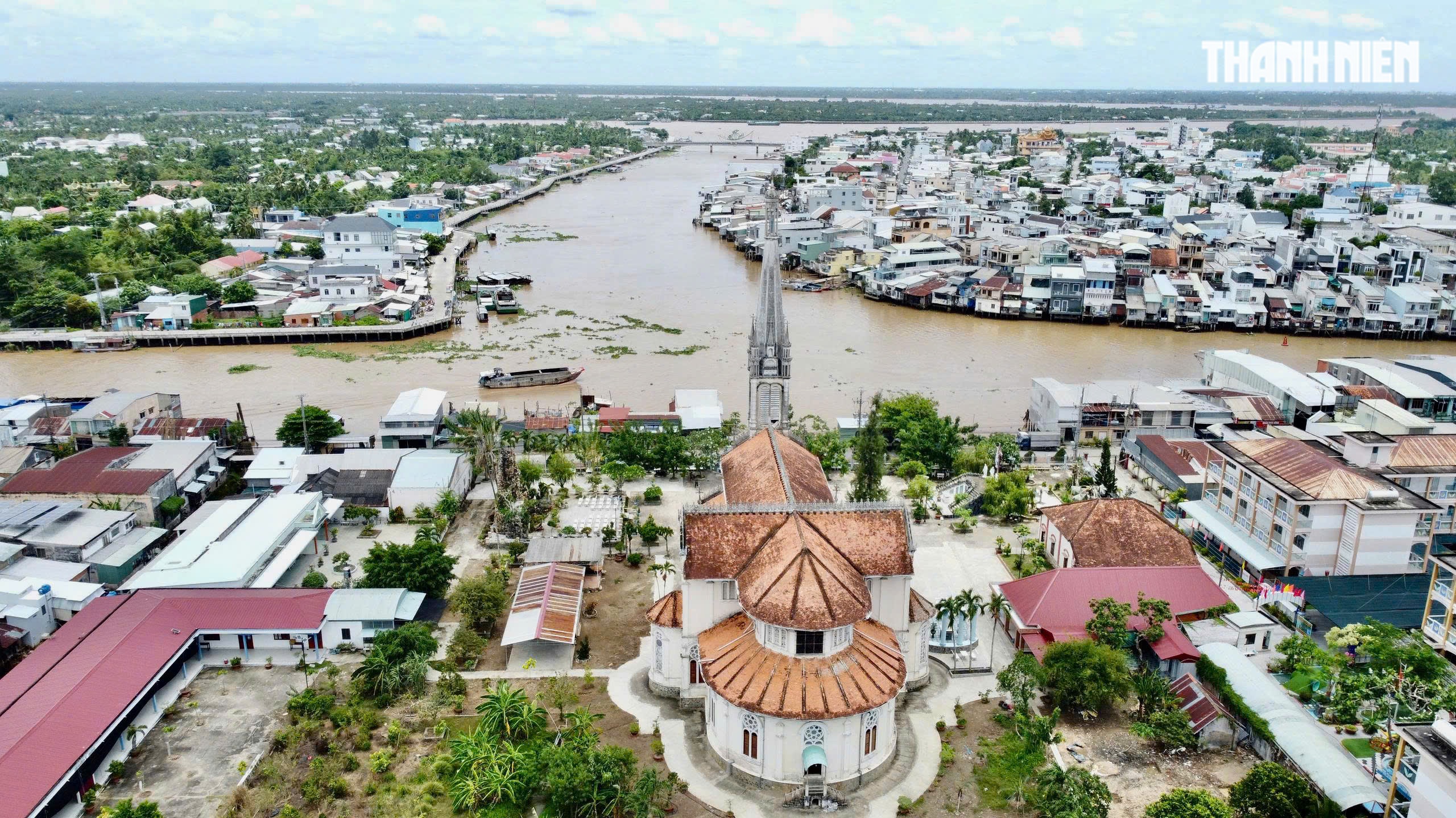 Khám phá nhà thờ trăm tuổi có tháp chuông cao nhất miền Tây- Ảnh 10. Khám phá nhà thờ trăm tuổi có tháp chuông cao nhất miền Tây- Ảnh 10.