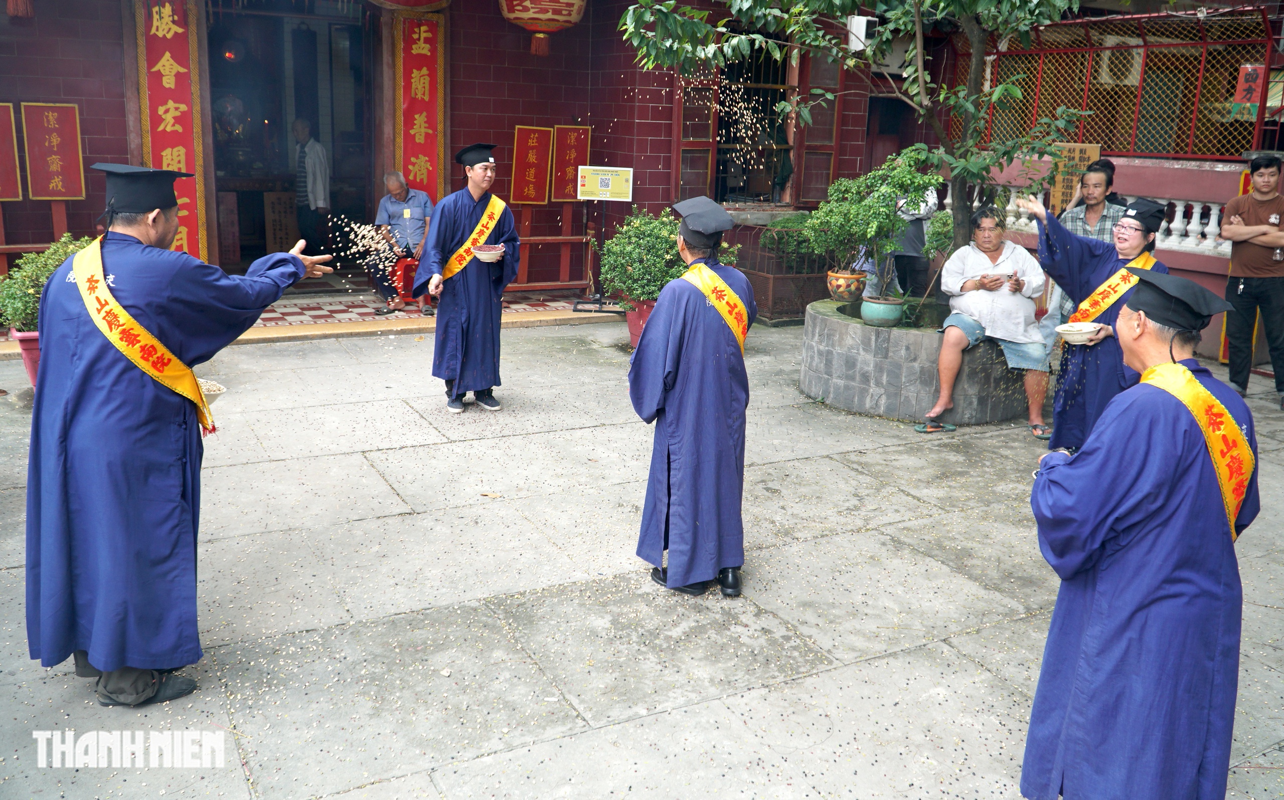 Hàng trăm người tham dự lễ xá tội vong nhân tại chùa Khánh Vân Nam Viện - Ảnh 5. Hàng trăm người tham dự lễ xá tội vong nhân tại chùa Khánh Vân Nam Viện - Ảnh 5.