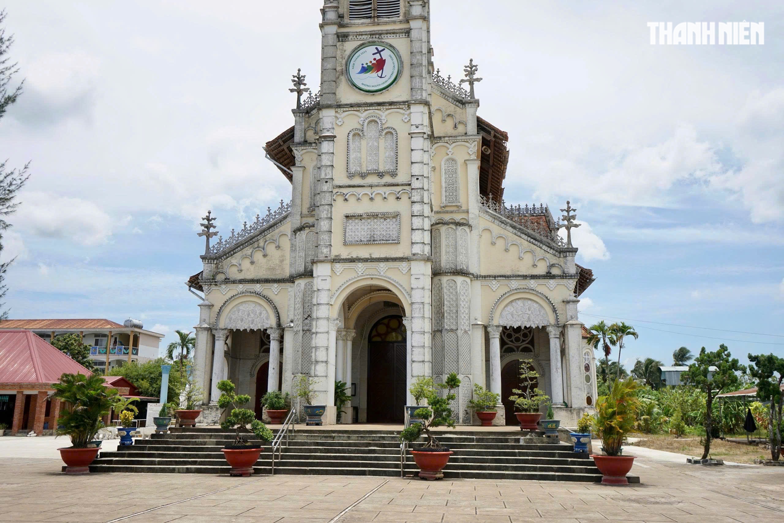 Khám phá nhà thờ trăm tuổi có tháp chuông cao nhất miền Tây- Ảnh 3. Khám phá nhà thờ trăm tuổi có tháp chuông cao nhất miền Tây- Ảnh 3.