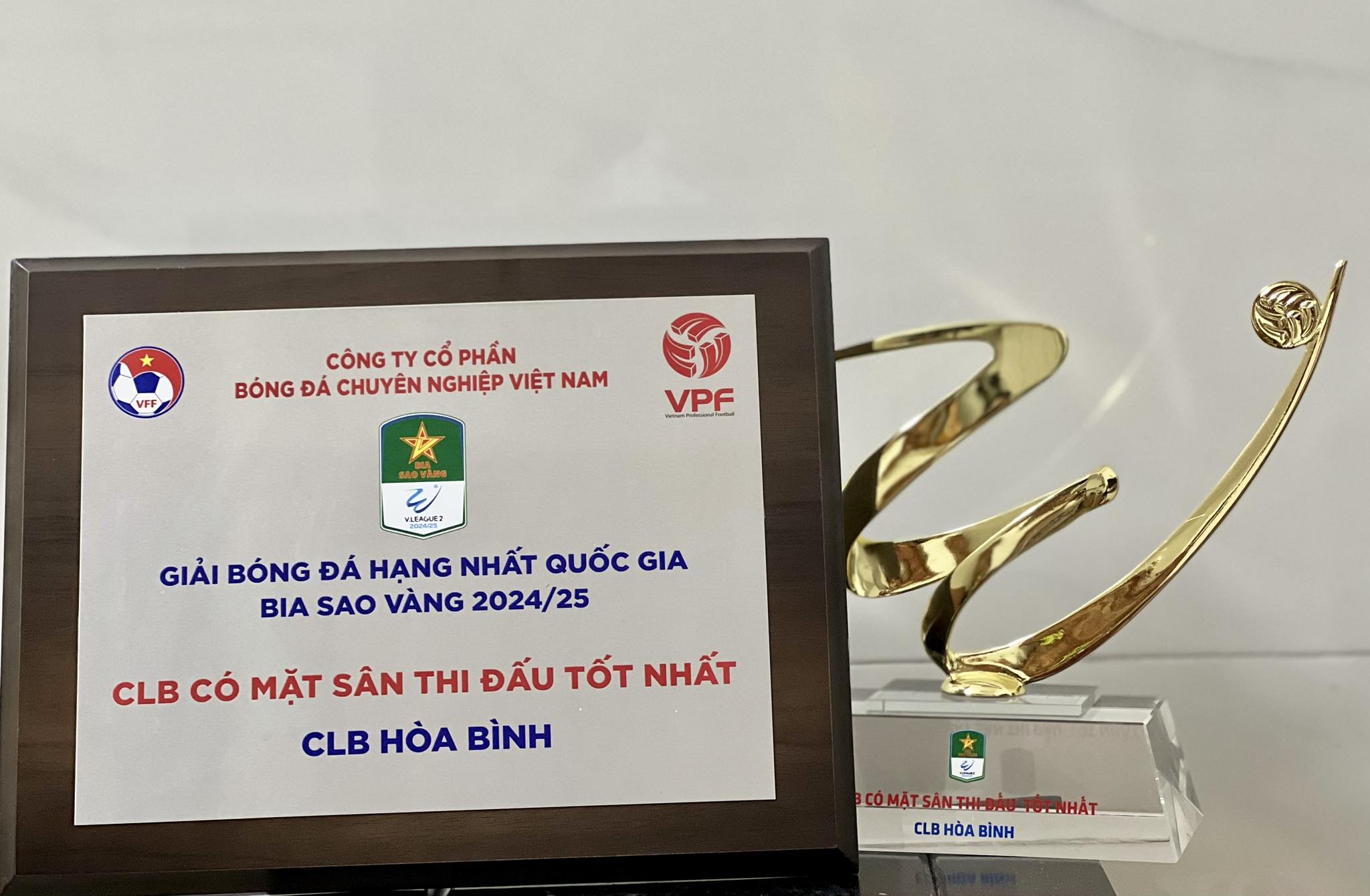 Hoa Binh spiller fortsatt i førstedivisjon, VPF er mer fornøyd enn å vinne gull: Ber om å endre navn, flytte til Viet Tri stadion - Bilde 2. Hòa Bình vẫn đá hạng nhất, VPF mừng hơn bắt được vàng: Xin đổi tên, chuyển sang sân Việt Trì- Ảnh 2.