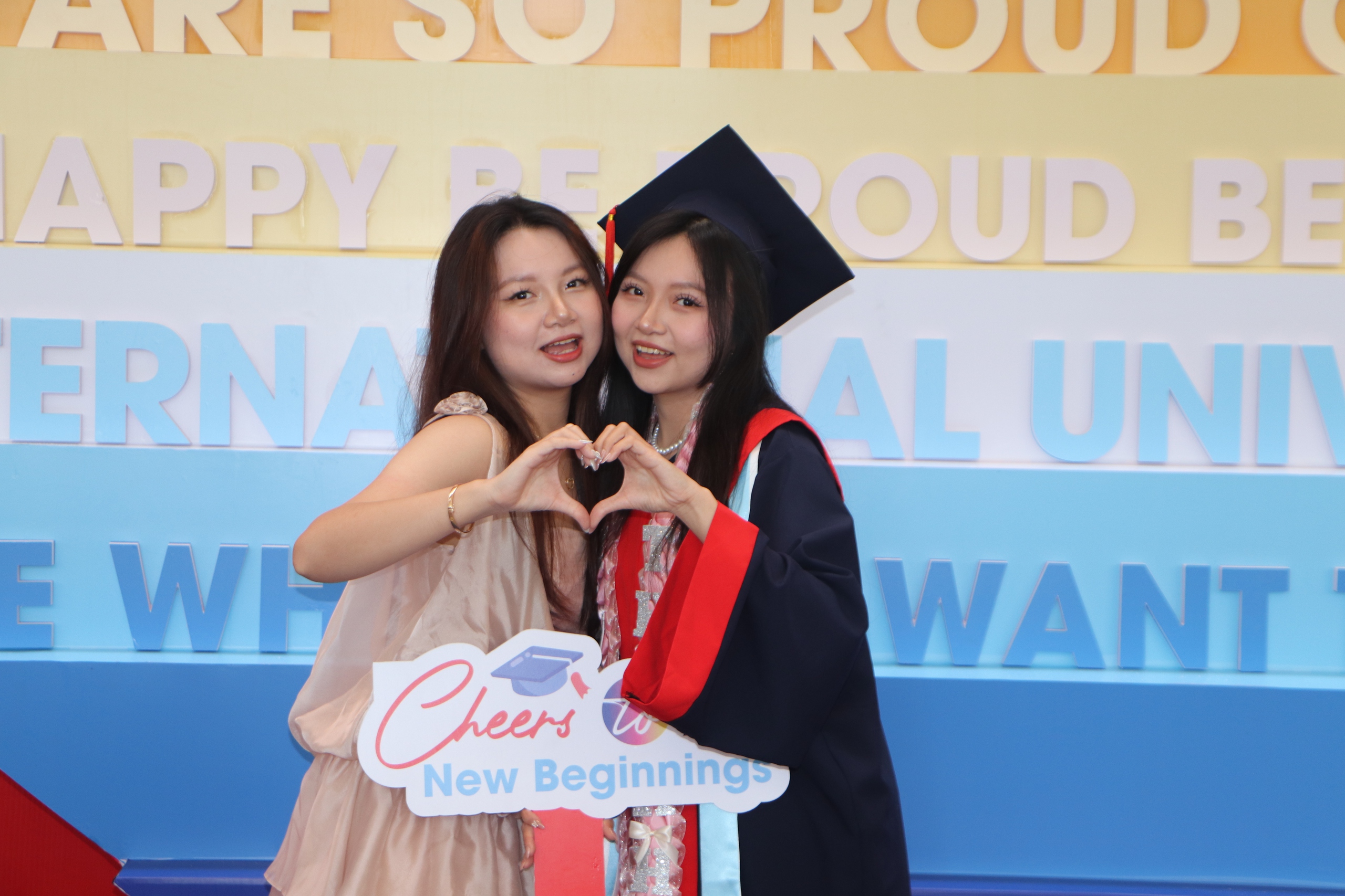 Lễ tốt nghiệp UEF 2025: Khi hai chị em cùng ghi dấu ấn thủ khoa tại UEF - Ảnh 1.