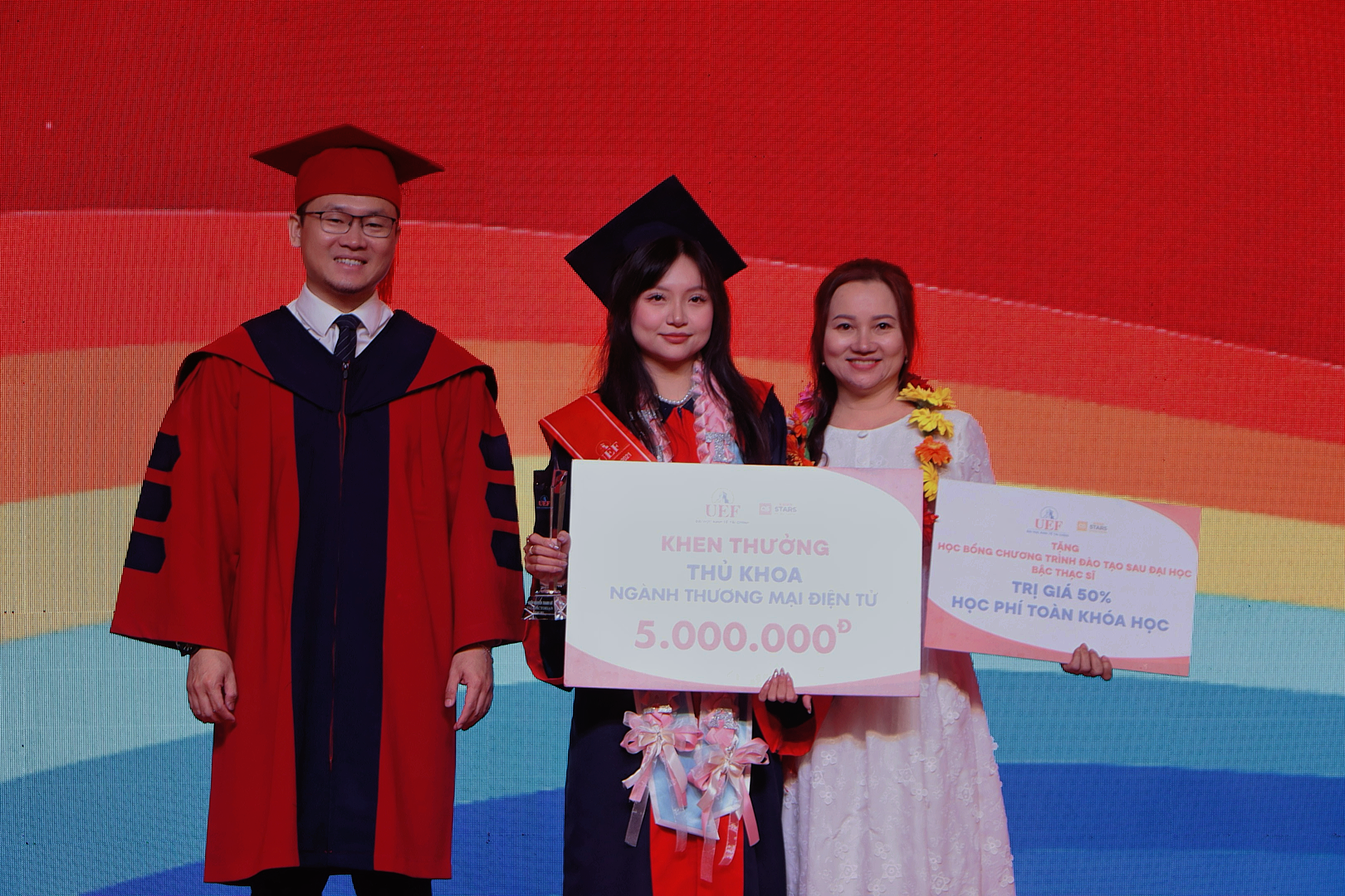 Lễ tốt nghiệp UEF 2025: Khi hai chị em cùng ghi dấu ấn thủ khoa tại UEF - Ảnh 2.