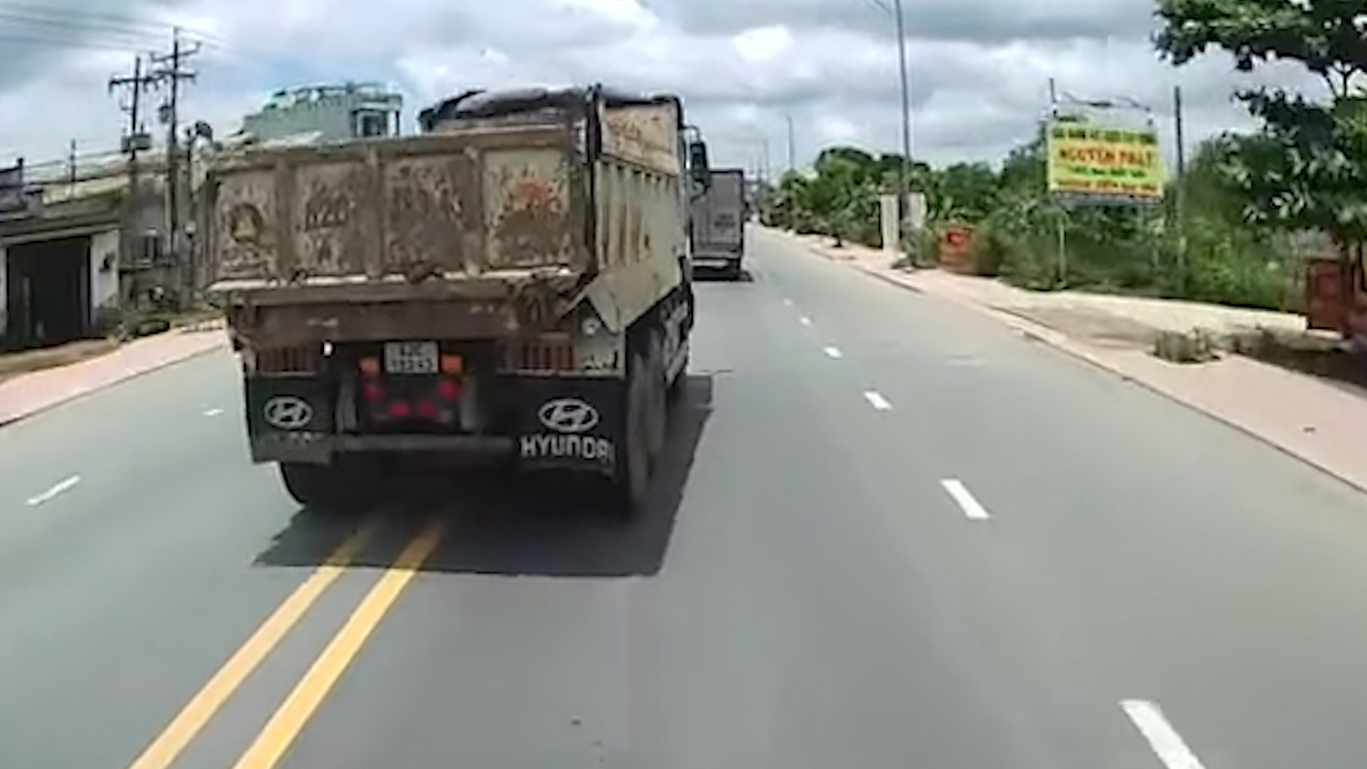 'Hung thần' xe ben thúc còi ầm ĩ, vượt ẩu phóng như bay trên tỉnh lộ - Ảnh 1.