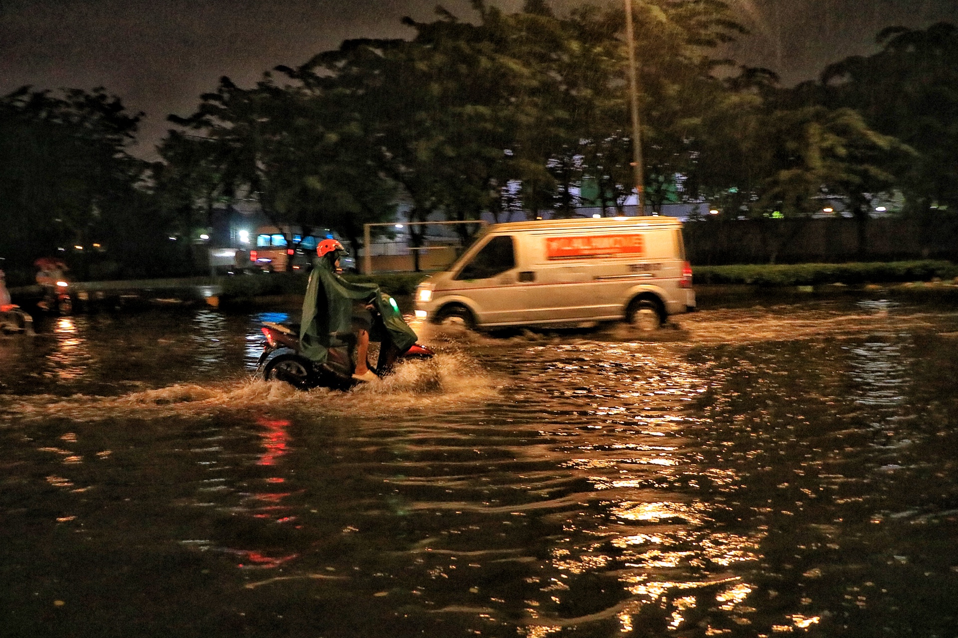 Mưa lớn ở TP.HCM tối nay: Đường ngập lênh láng, hàng rong vất vả mưu sinh- Ảnh 9.